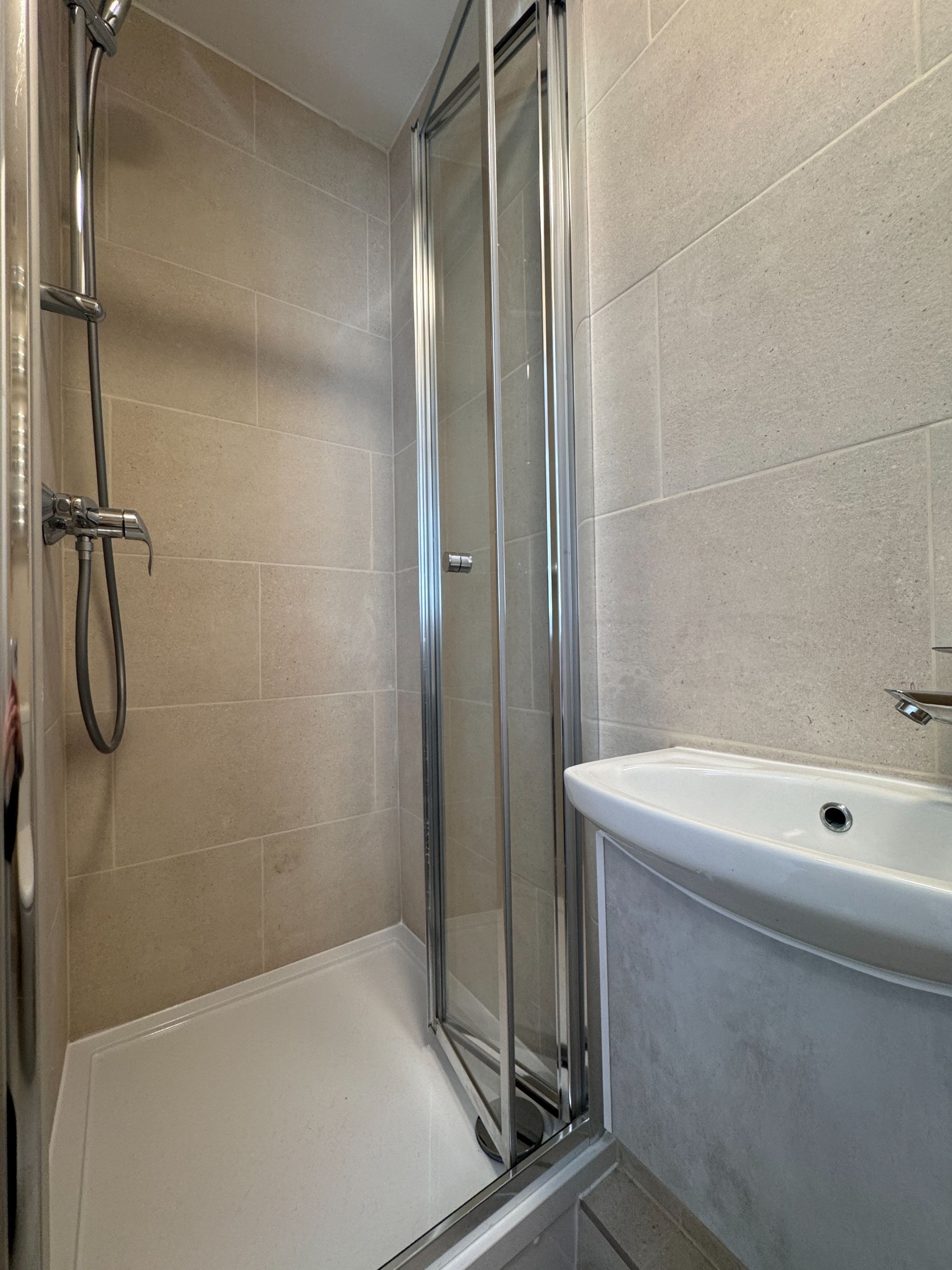 1 bedroom studio flat/apartment To Let in Willesden - Photograph 5