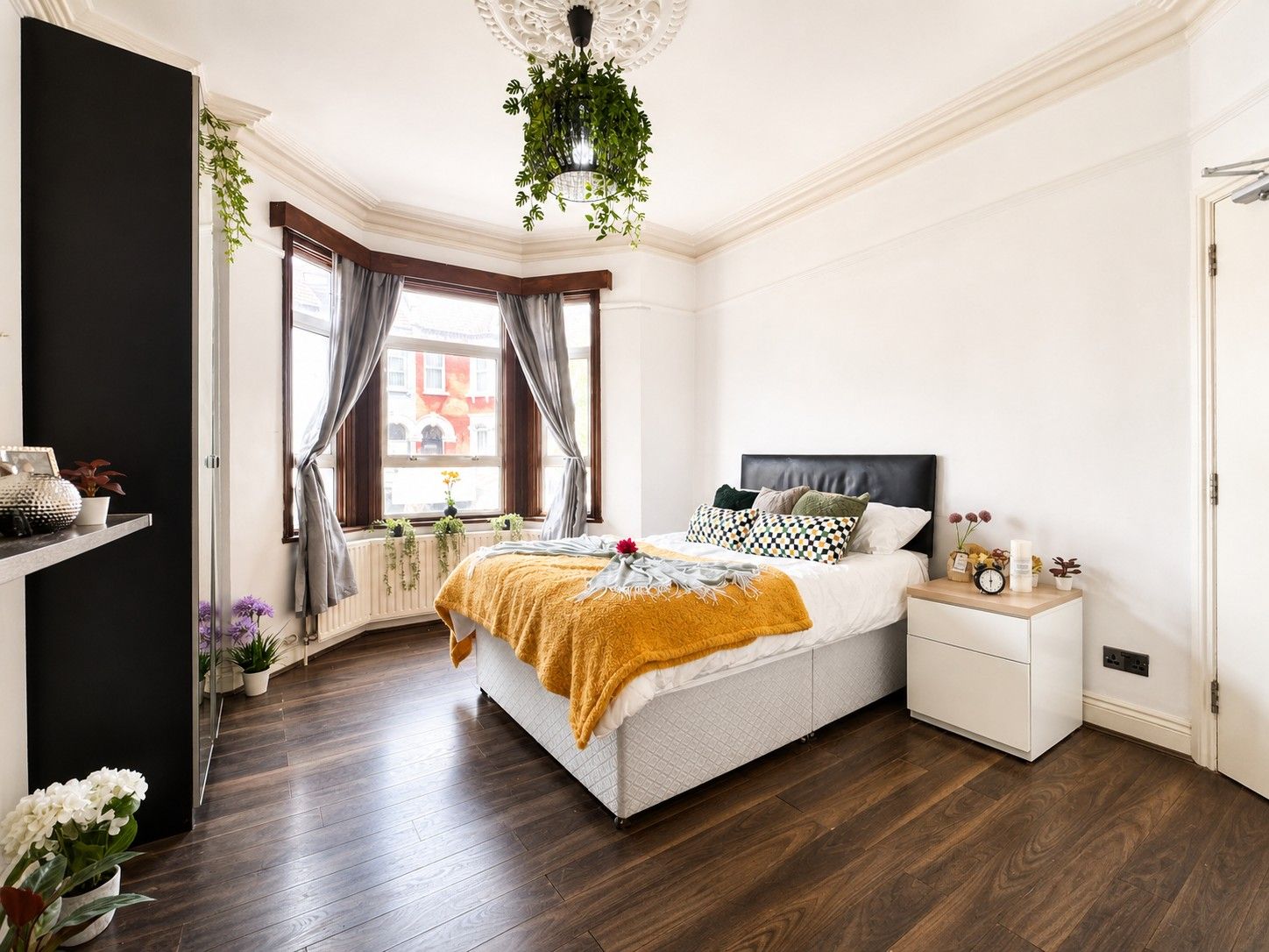 1 bedroom shared house To Let in London - Photograph 1