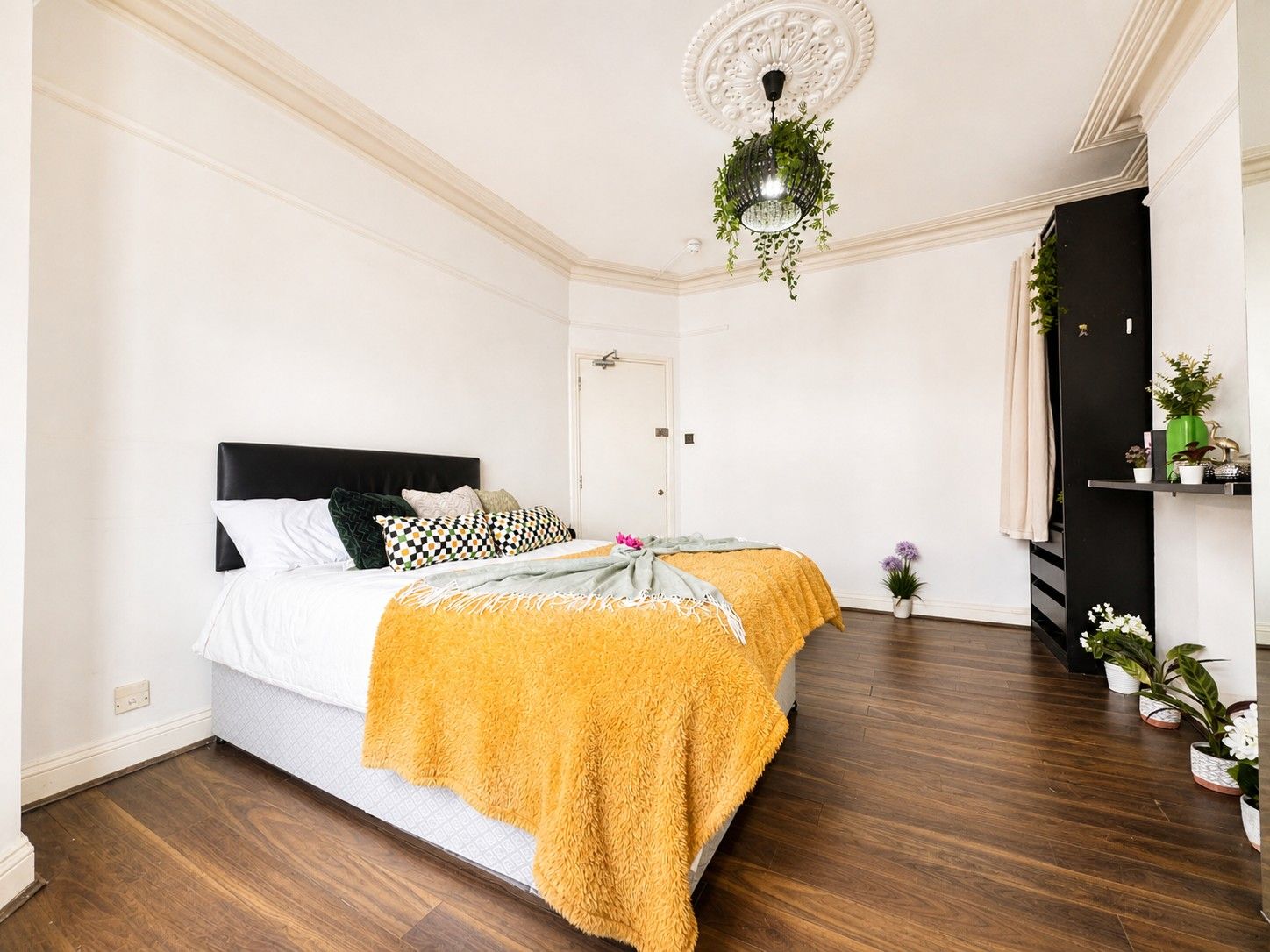 1 bedroom shared house To Let in London - Photograph 2