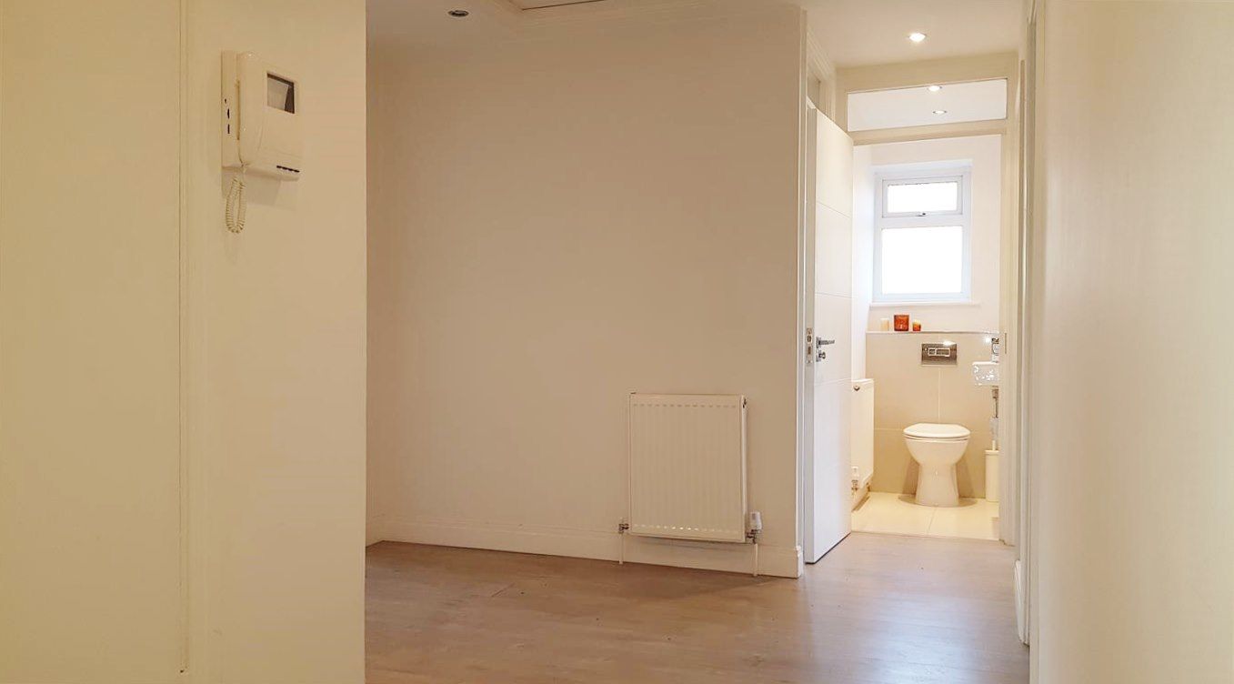 2 bedroom flat flat/apartment To Let in Stanmore - Entryphone system