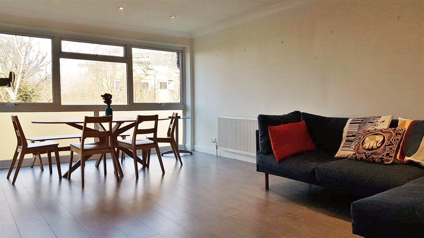 2 bedroom flat flat/apartment To Let in Stanmore - Wooden Floors throughout