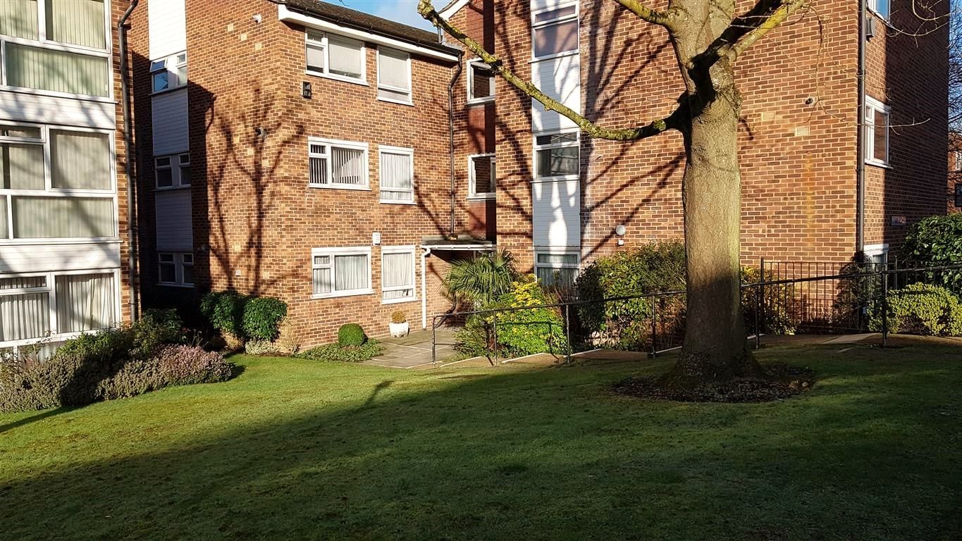 2 bedroom flat flat/apartment To Let in Stanmore - Front of property
