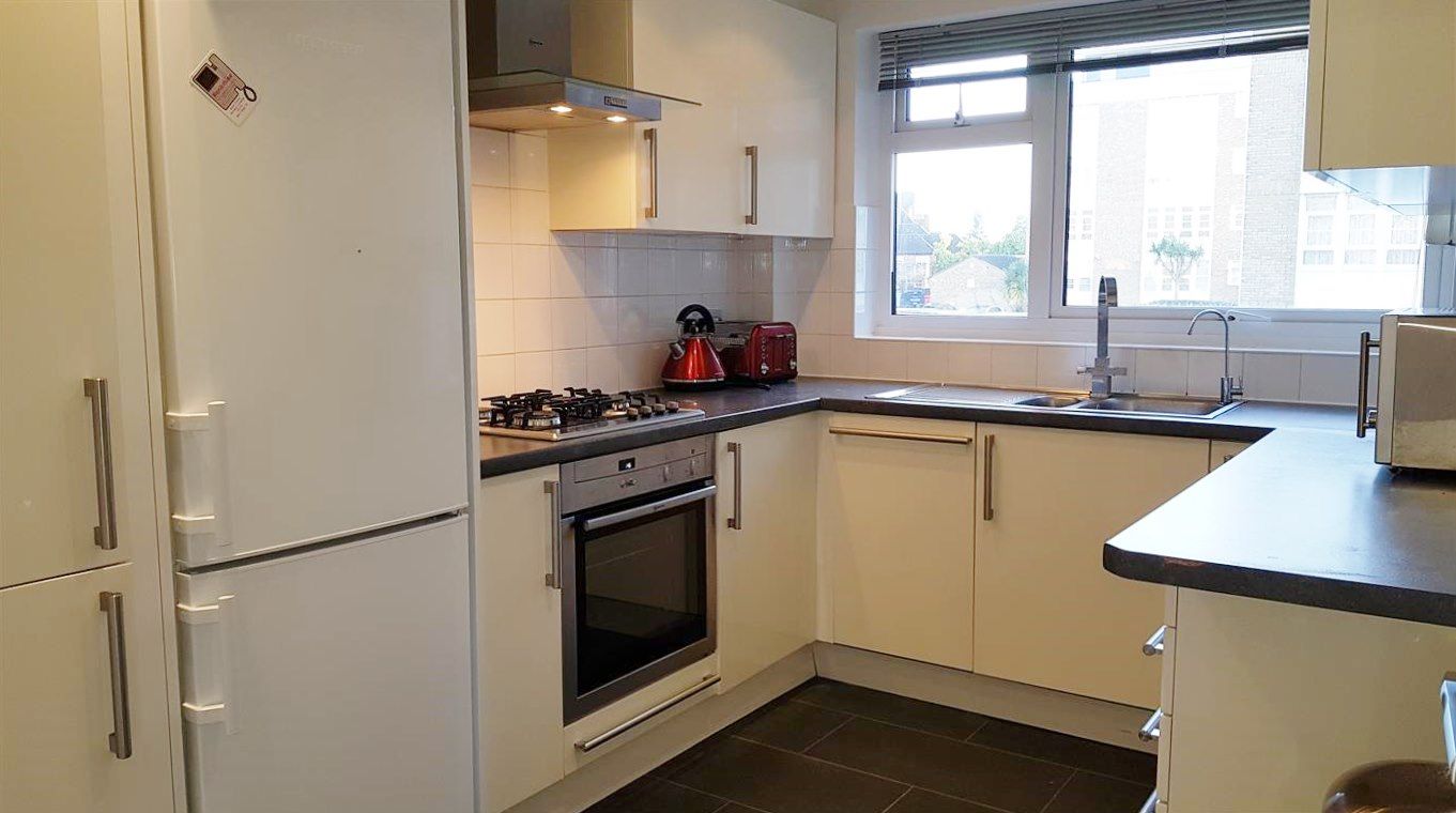 2 bedroom flat flat/apartment To Let in Stanmore - Fully fitted kitchen