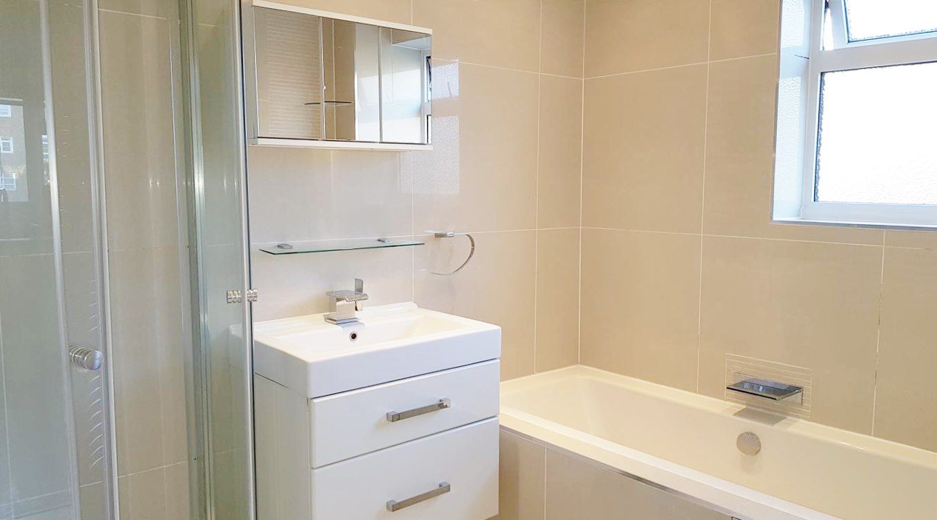 2 bedroom flat flat/apartment To Let in Stanmore - 3 Piece bathroom suite