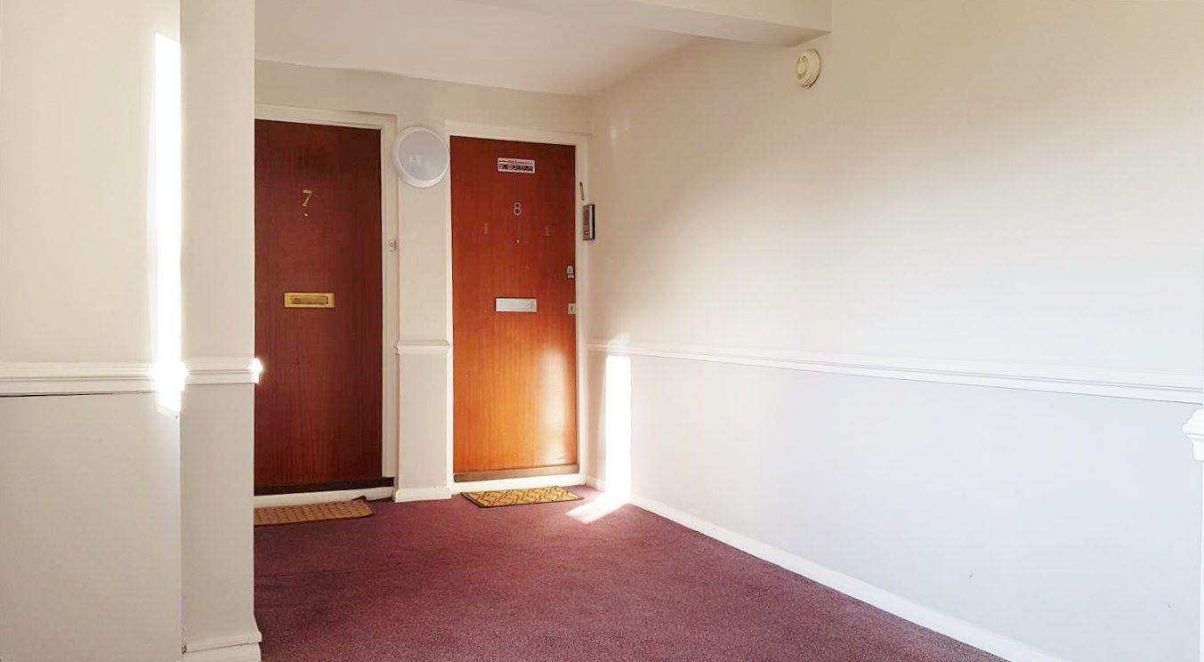 2 bedroom flat flat/apartment To Let in Stanmore - Door to property