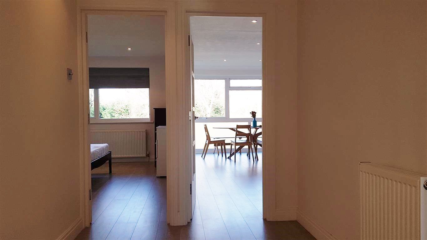 2 bedroom flat flat/apartment To Let in Stanmore - Entrance Hallway