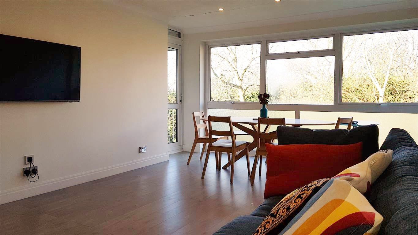 2 bedroom flat flat/apartment To Let in Stanmore - Living room