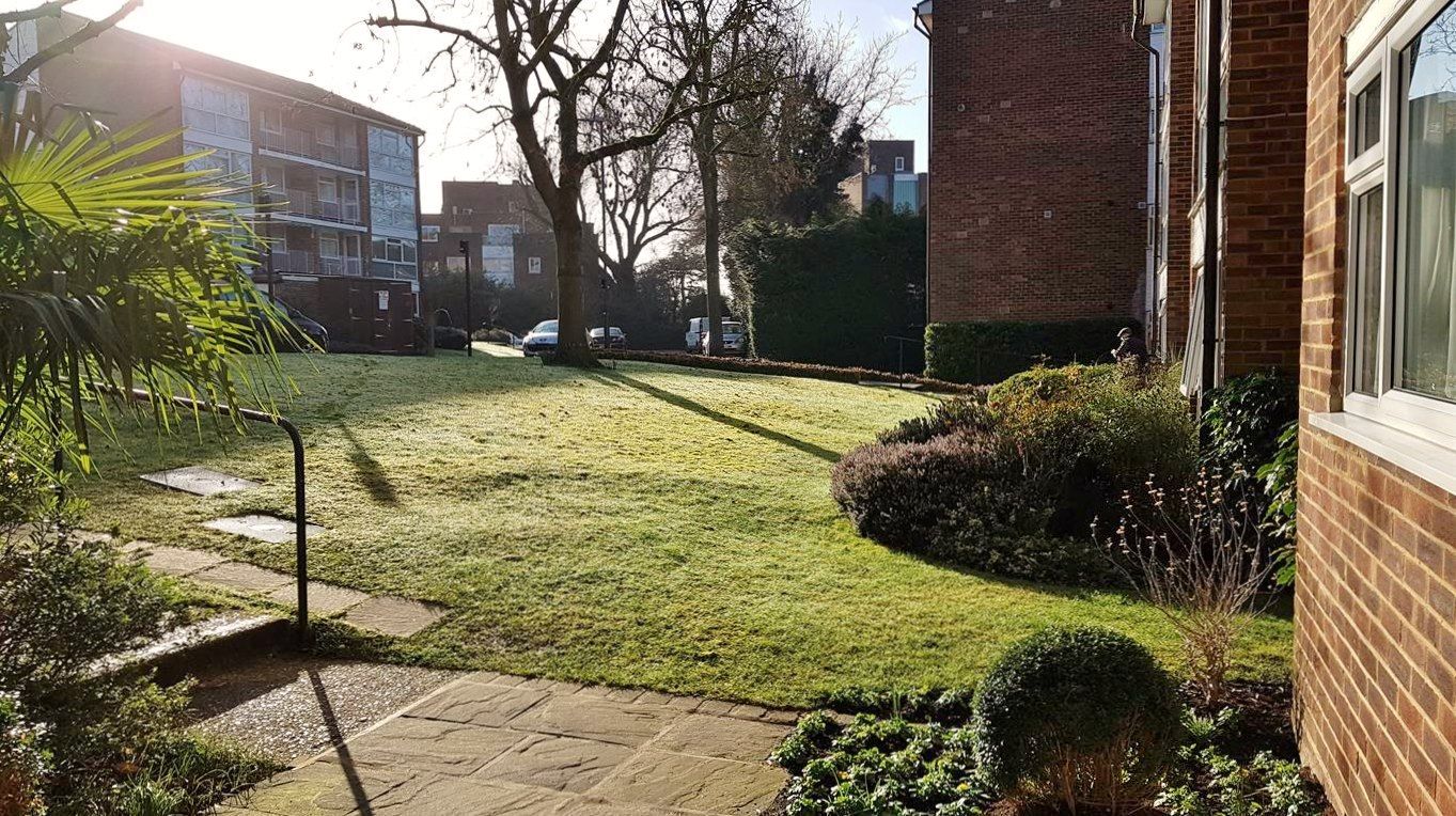 2 bedroom flat flat/apartment To Let in Stanmore - Outside space