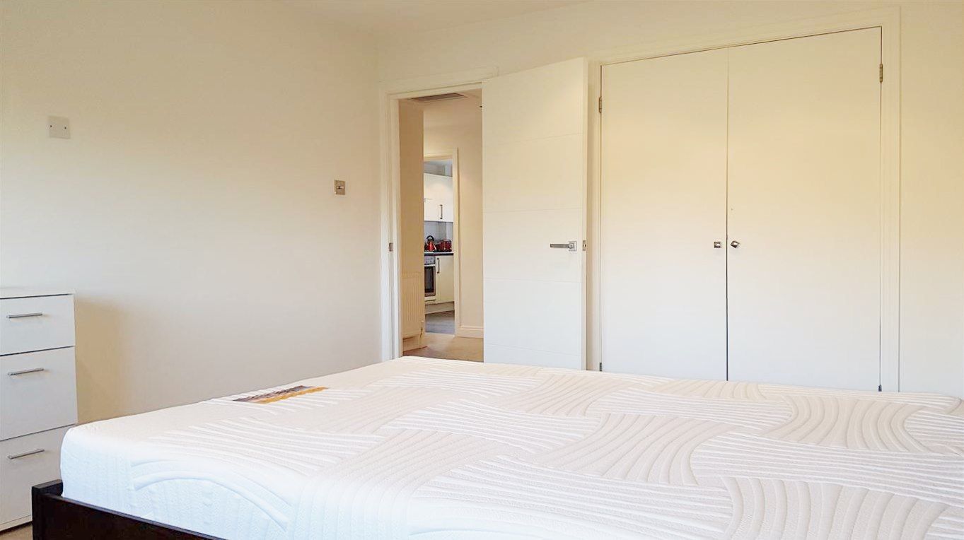 2 bedroom flat flat/apartment To Let in Stanmore - Double fitted wardrobes