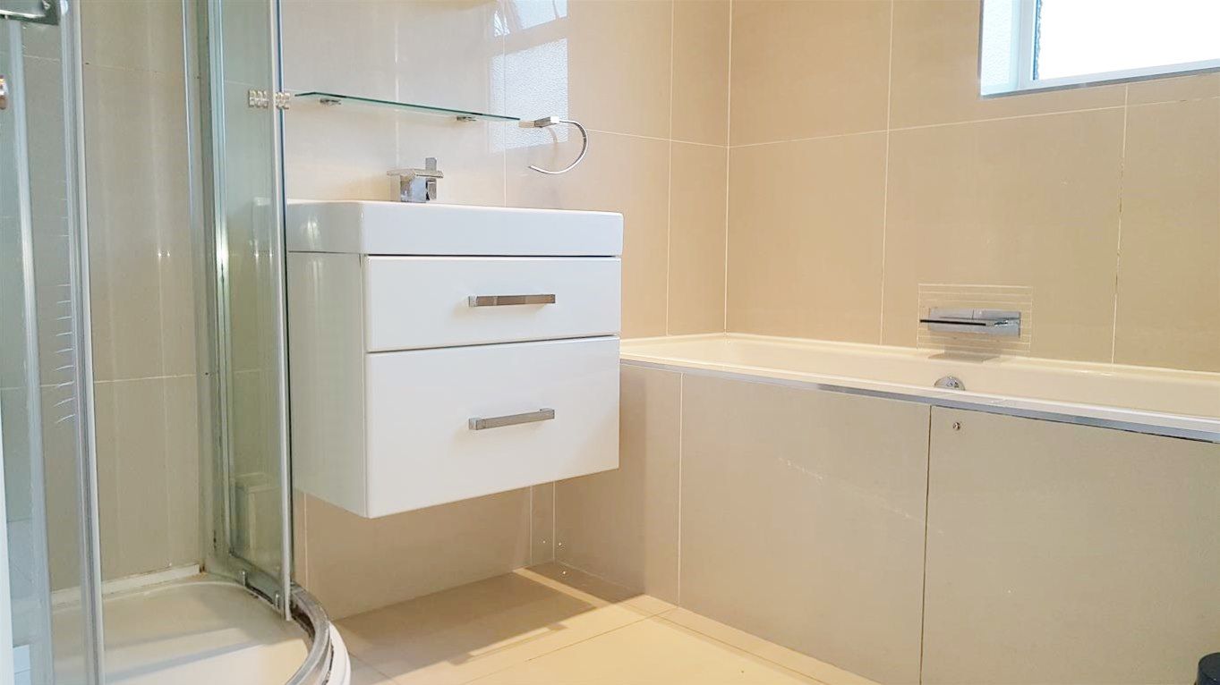 2 bedroom flat flat/apartment To Let in Stanmore - Fully Tiled