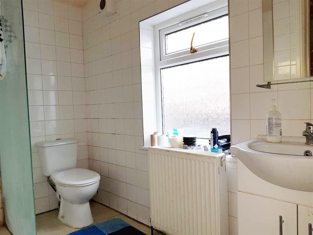 1 bedroom shared house To Let in London - GROUND FLOOR BATHROOM
