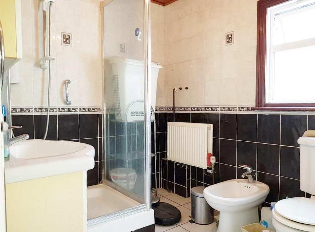 1 bedroom shared house To Let in London - SECOND FLOOR BATHROOM
