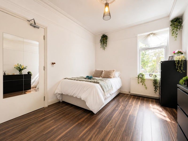 1 bedroom shared house To Let in London - Photograph 1