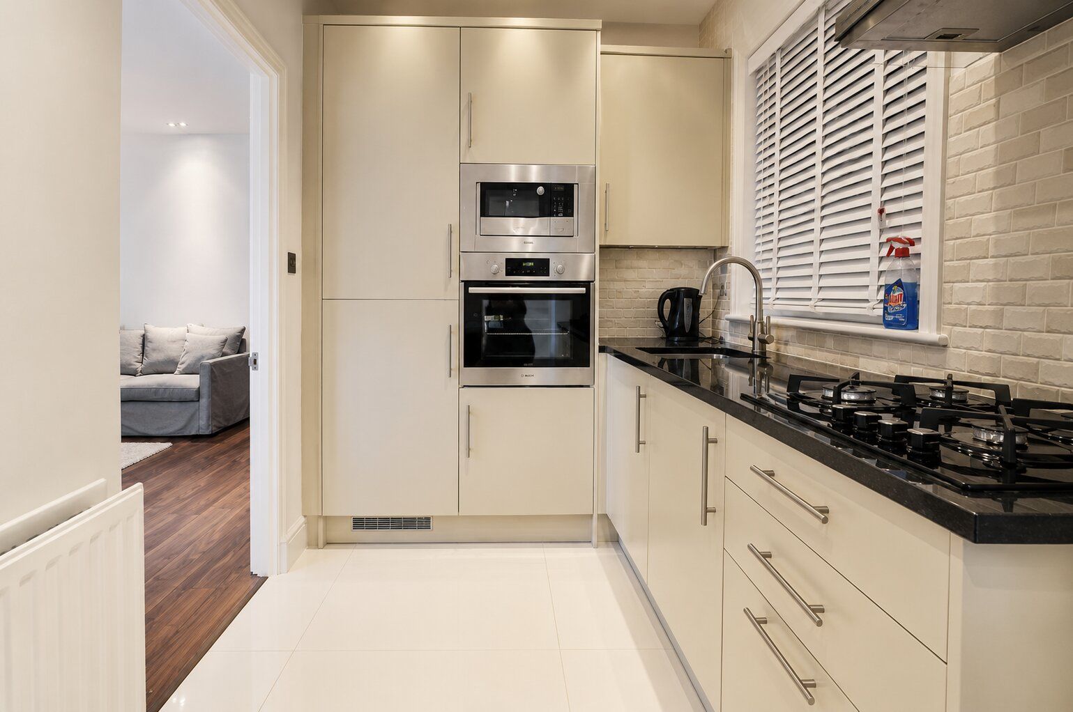 2 bedroom flat flat/apartment To Let in London - Photograph 3