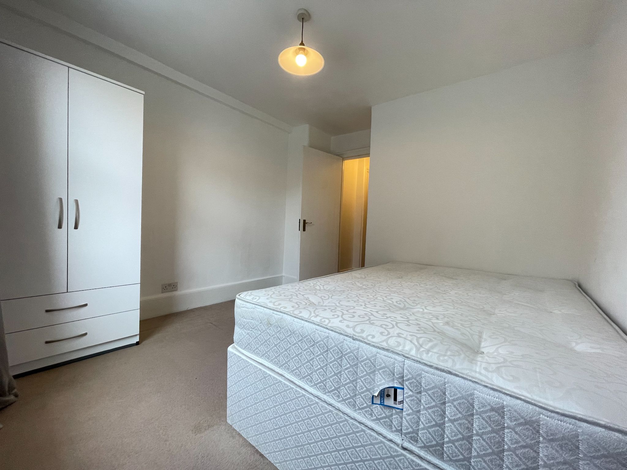 2 bedroom flat flat/apartment To Let in London - Photograph 4