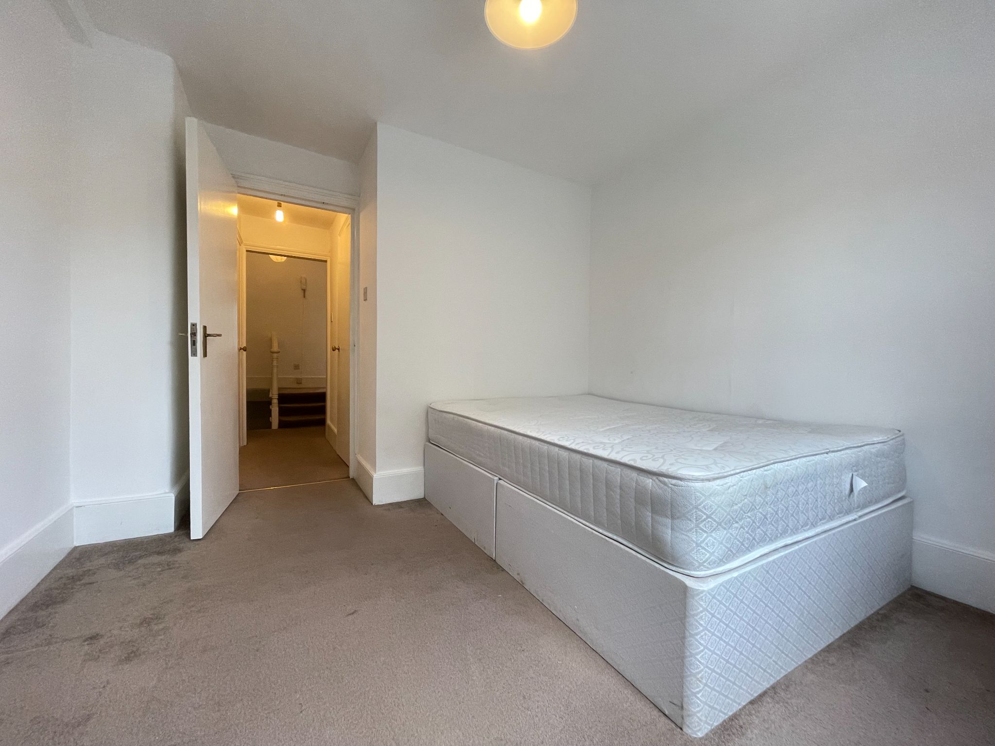 2 bedroom flat flat/apartment To Let in London - Photograph 8