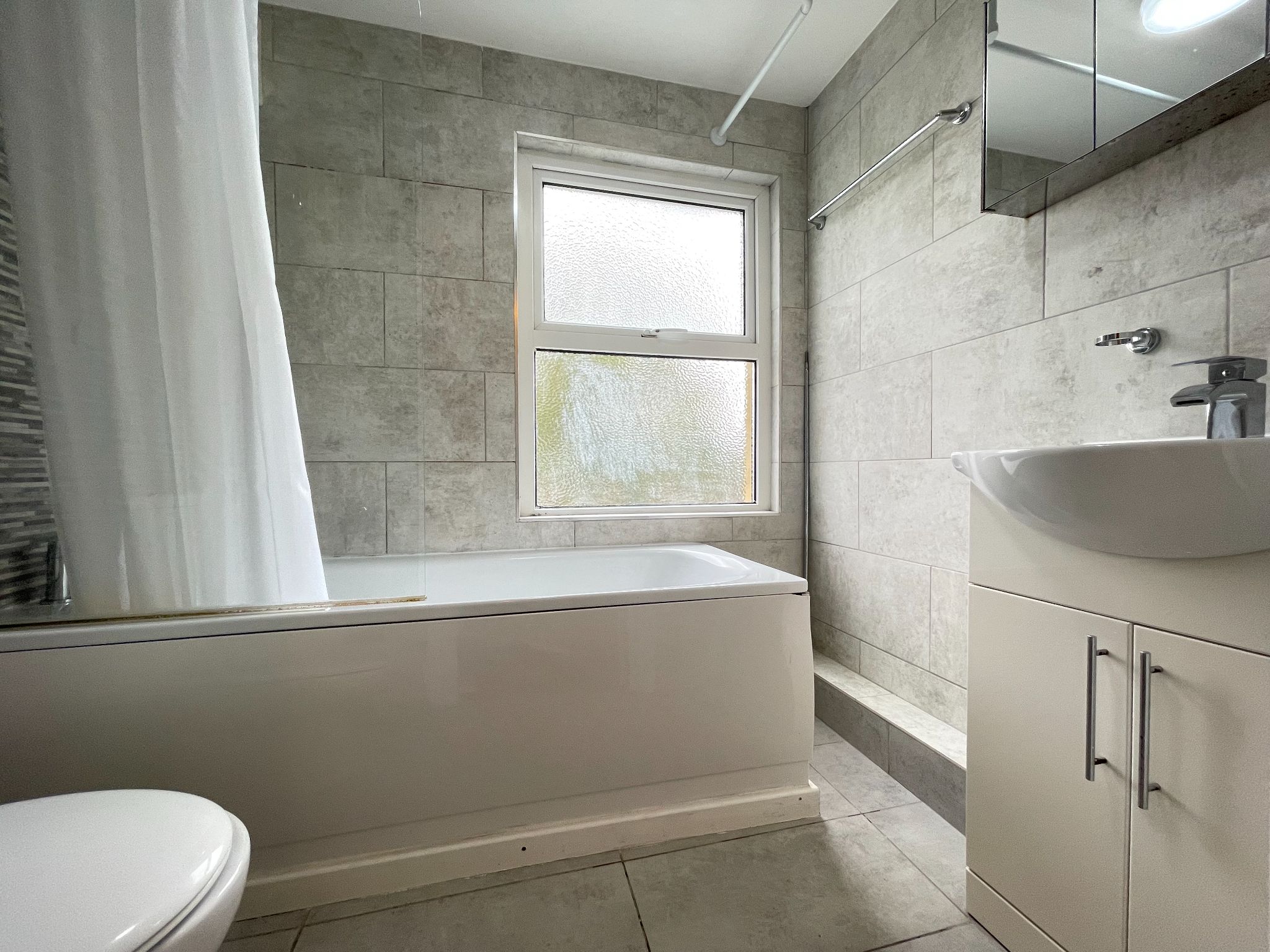 2 bedroom flat flat/apartment To Let in London - Photograph 6