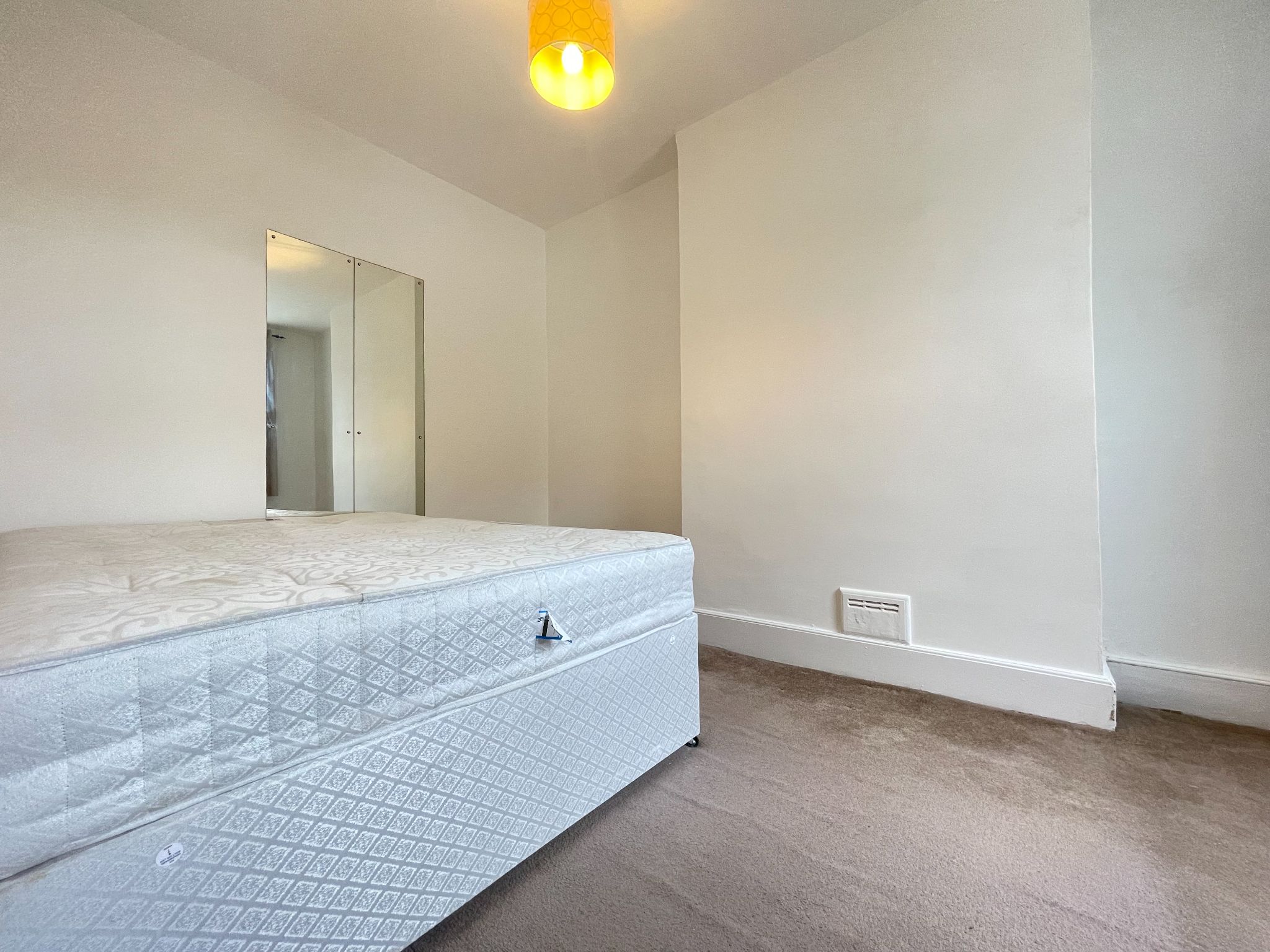 2 bedroom flat flat/apartment To Let in London - Photograph 5