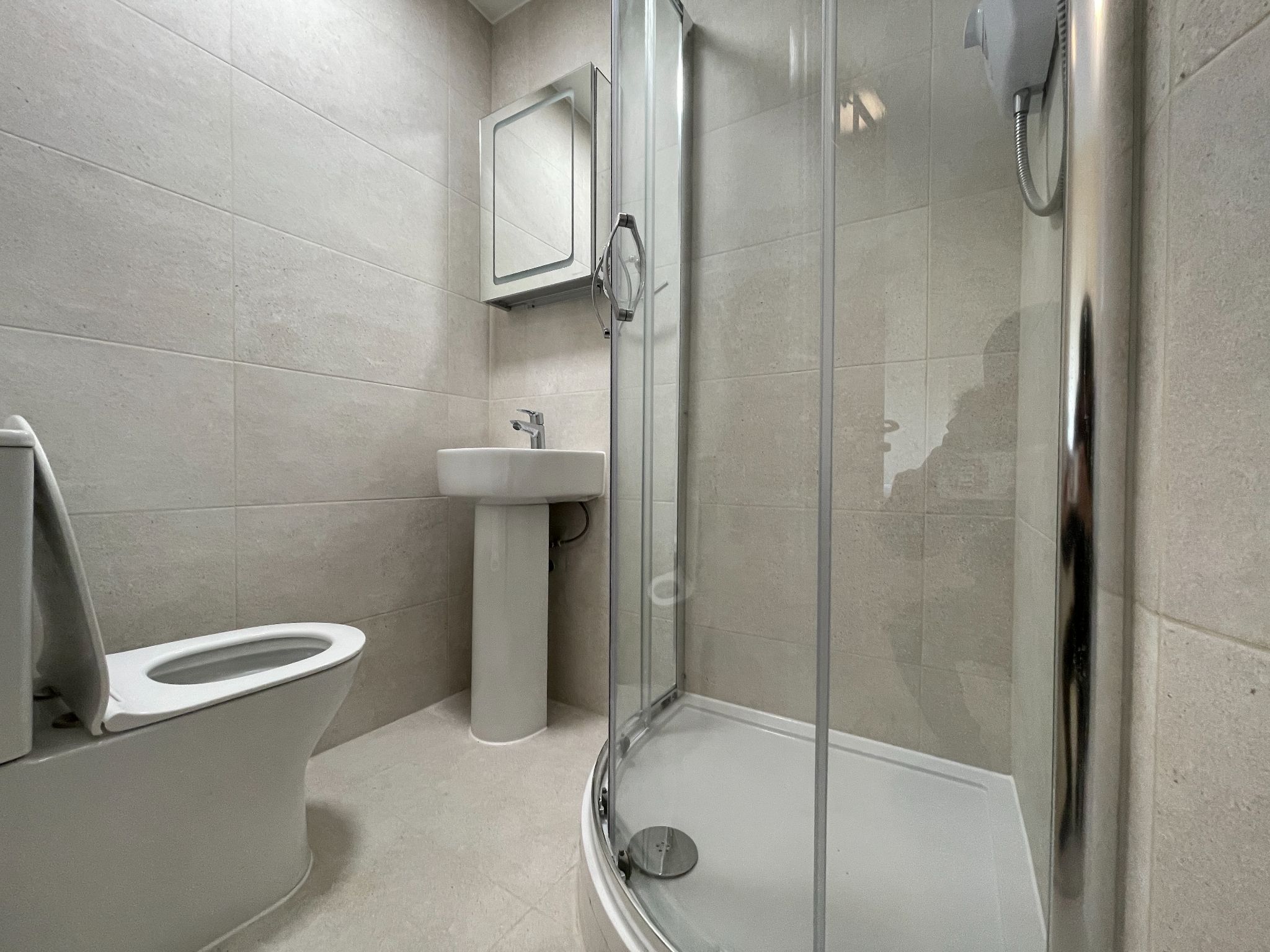 1 bedroom studio flat/apartment To Let in Cricklewood - Photograph 4