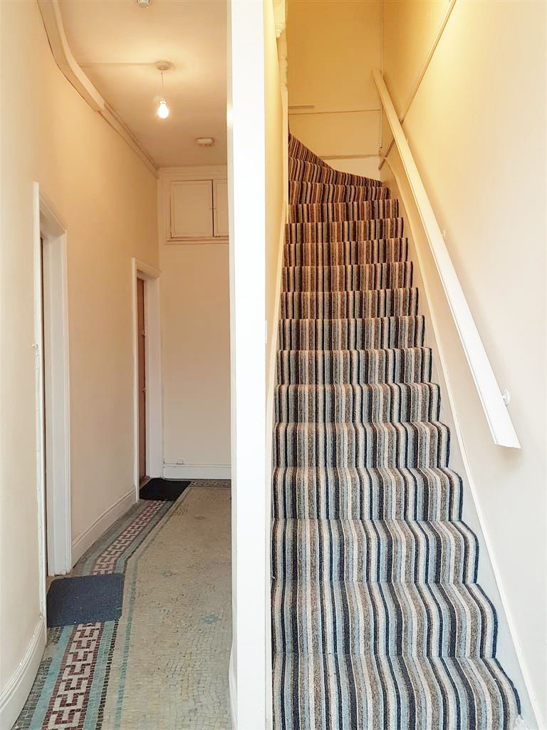 1 bedroom studio flat/apartment To Let in Cricklewood - Photograph 5