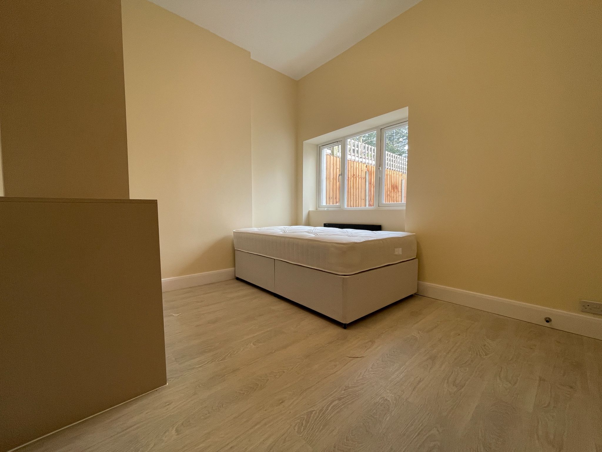 1 bedroom studio flat/apartment To Let in Cricklewood - Property photograph