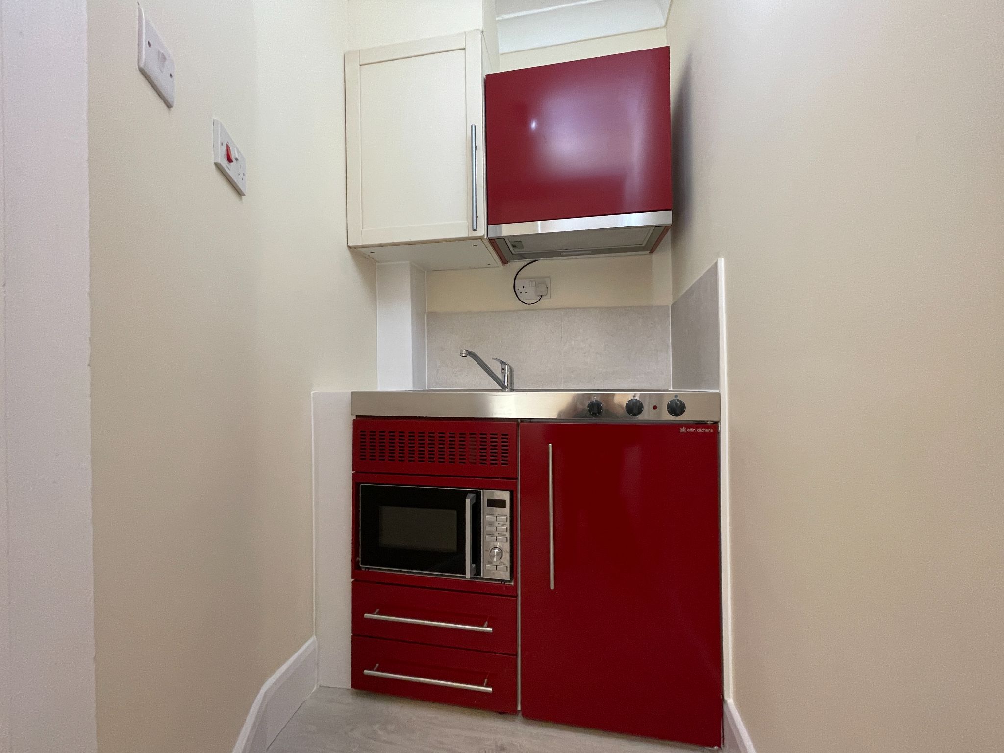 1 bedroom studio flat/apartment To Let in Cricklewood - Photograph 6