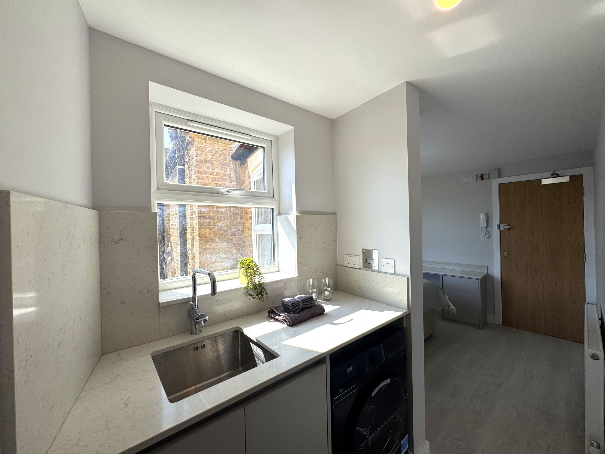 1 bedroom studio flat/apartment To Let in Willesden - Photograph 8