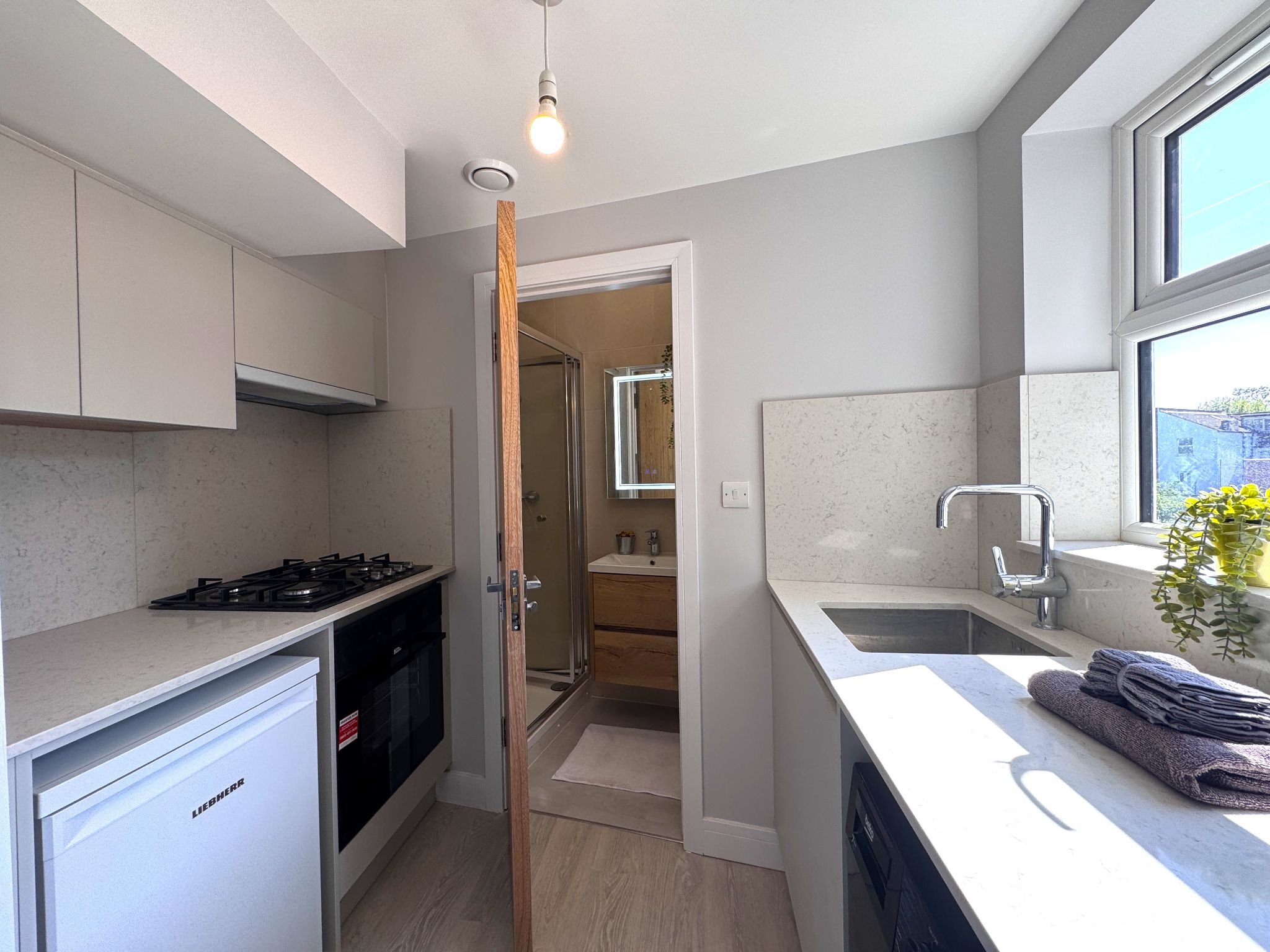 1 bedroom studio flat/apartment To Let in Willesden - Photograph 5
