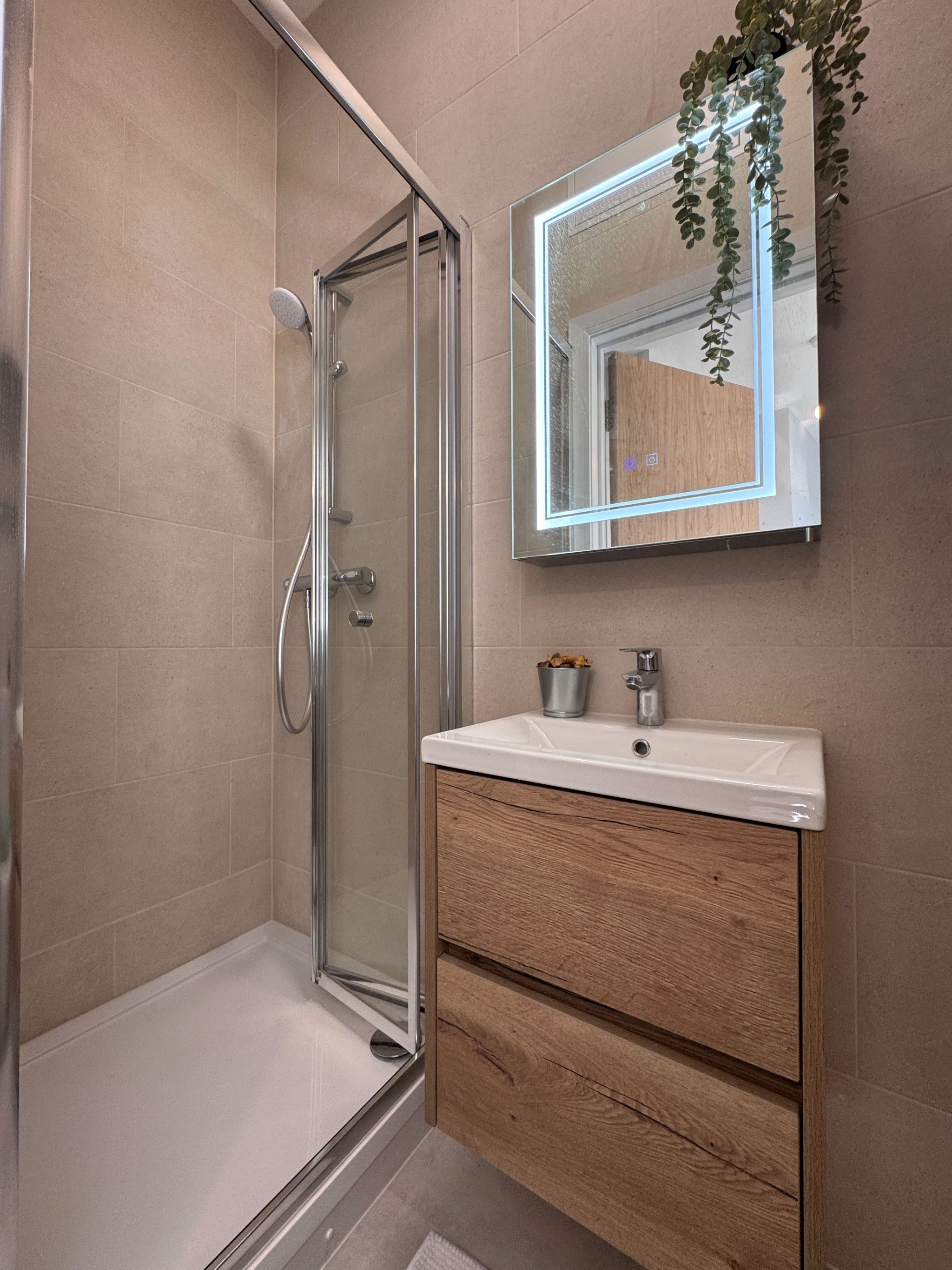 1 bedroom studio flat/apartment To Let in Willesden - Photograph 6