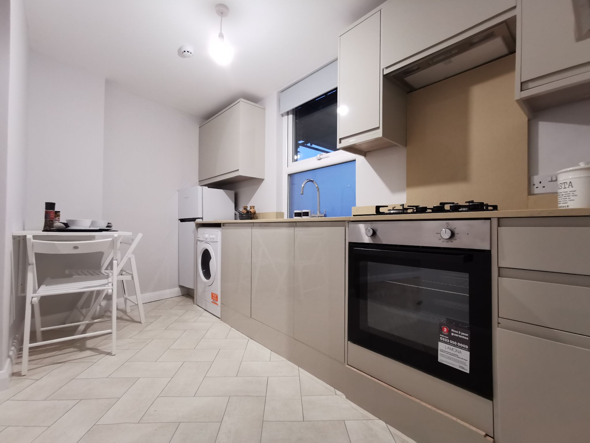 2 bedroom flat flat/apartment To Let in Willesden - Photograph 8
