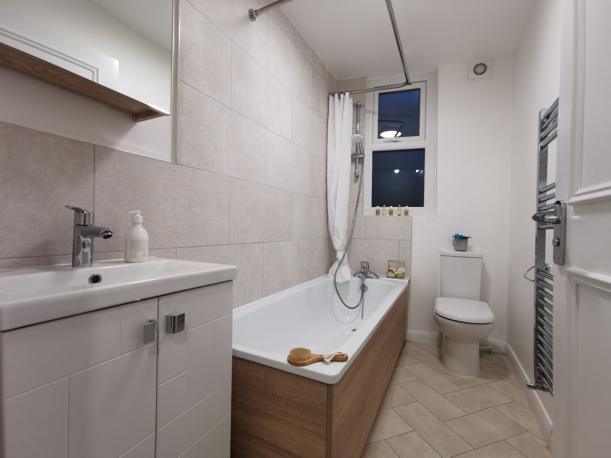 2 bedroom flat flat/apartment To Let in Willesden - Photograph 4
