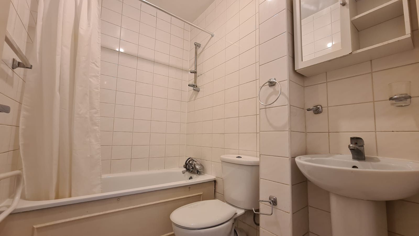2 bedroom flat flat/apartment To Let in Willesden - Photograph 10