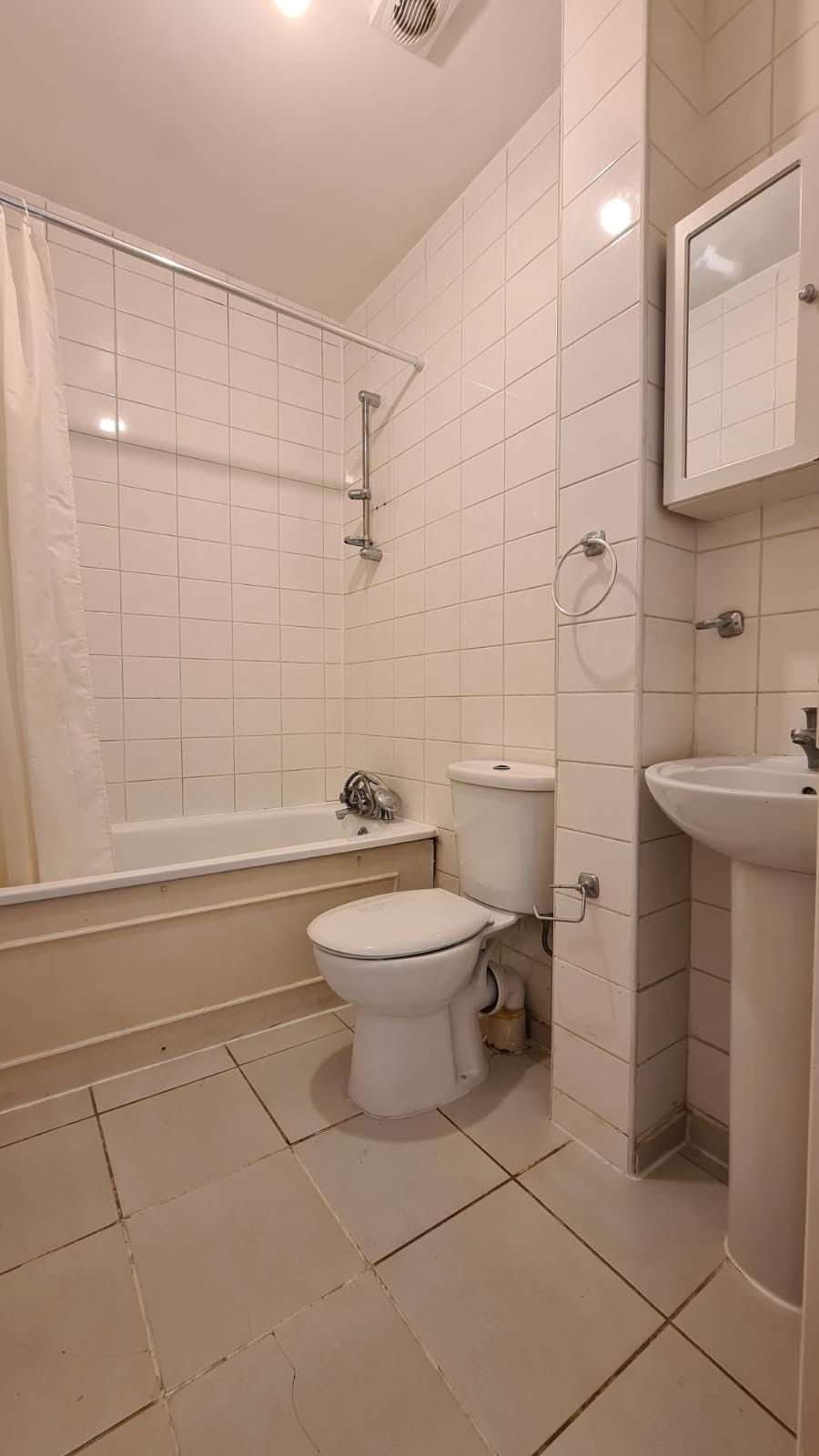 2 bedroom flat flat/apartment To Let in Willesden - Photograph 8