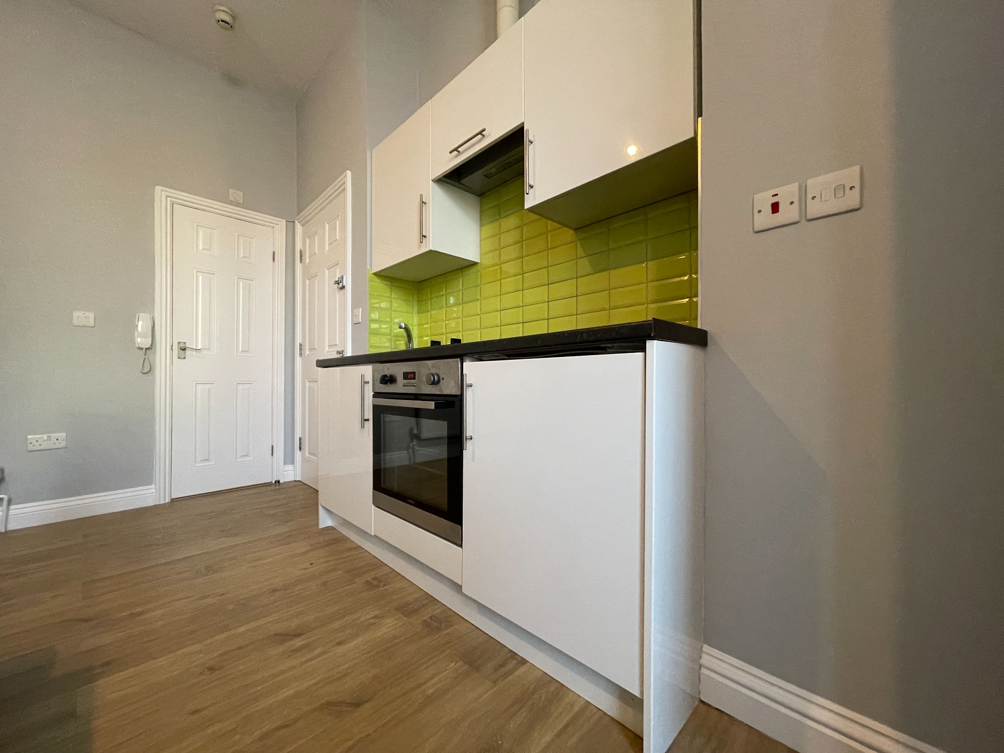1 bedroom studio flat/apartment To Let in Willesden - Photograph 7