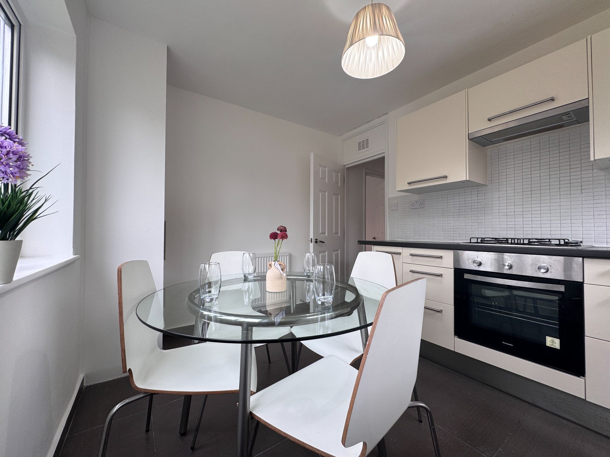 2 bedroom ground floor maisonette flat/apartment To Let in Edgware - Photograph 6