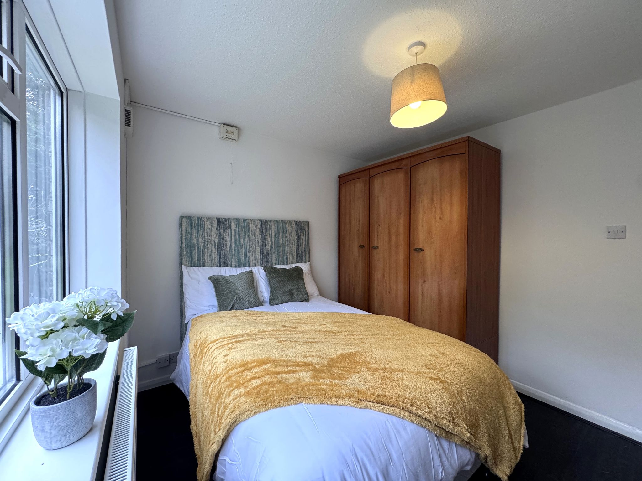 2 bedroom ground floor maisonette flat/apartment To Let in Edgware - Photograph 11