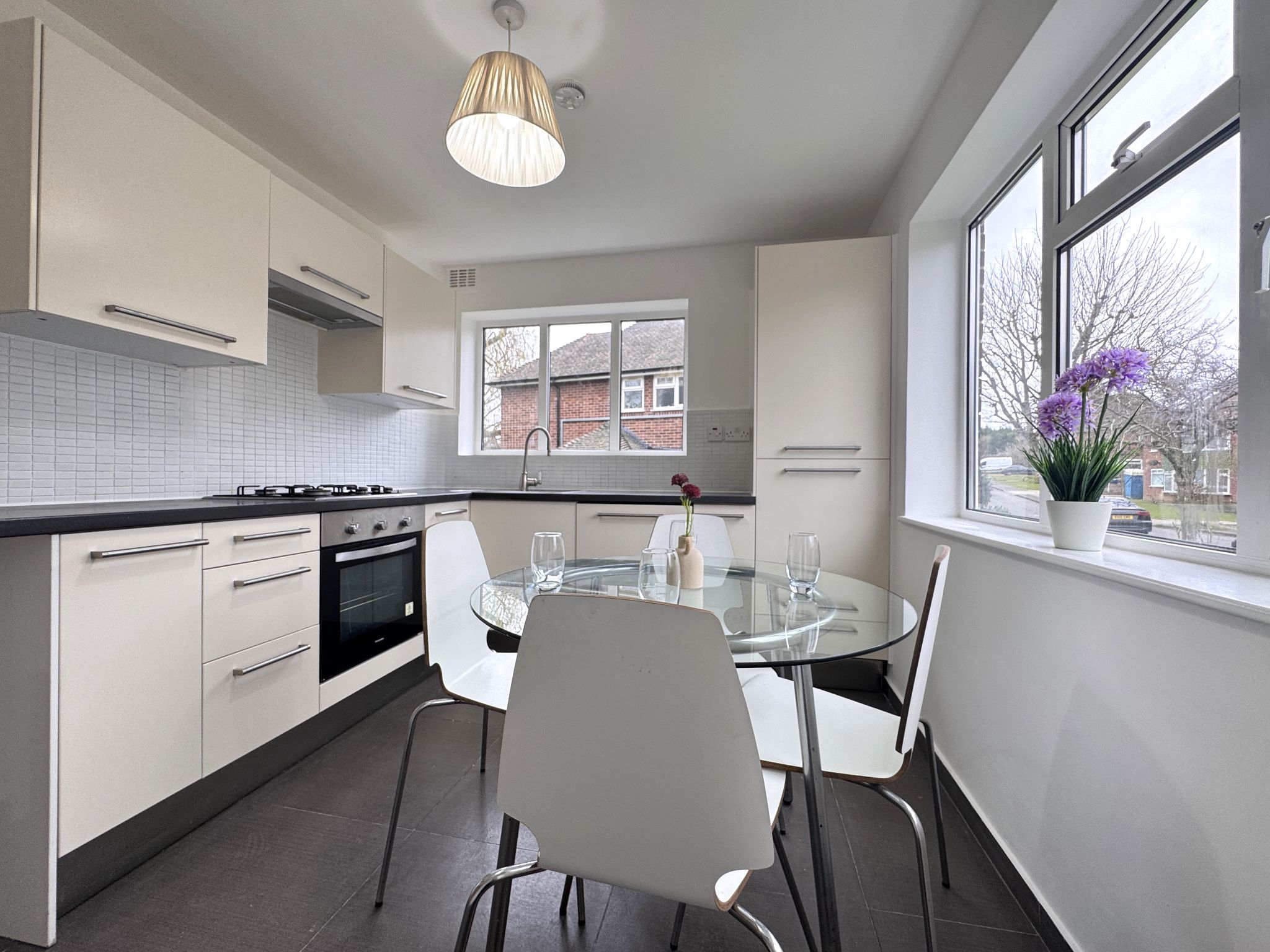 2 bedroom ground floor maisonette flat/apartment To Let in Edgware - Photograph 5