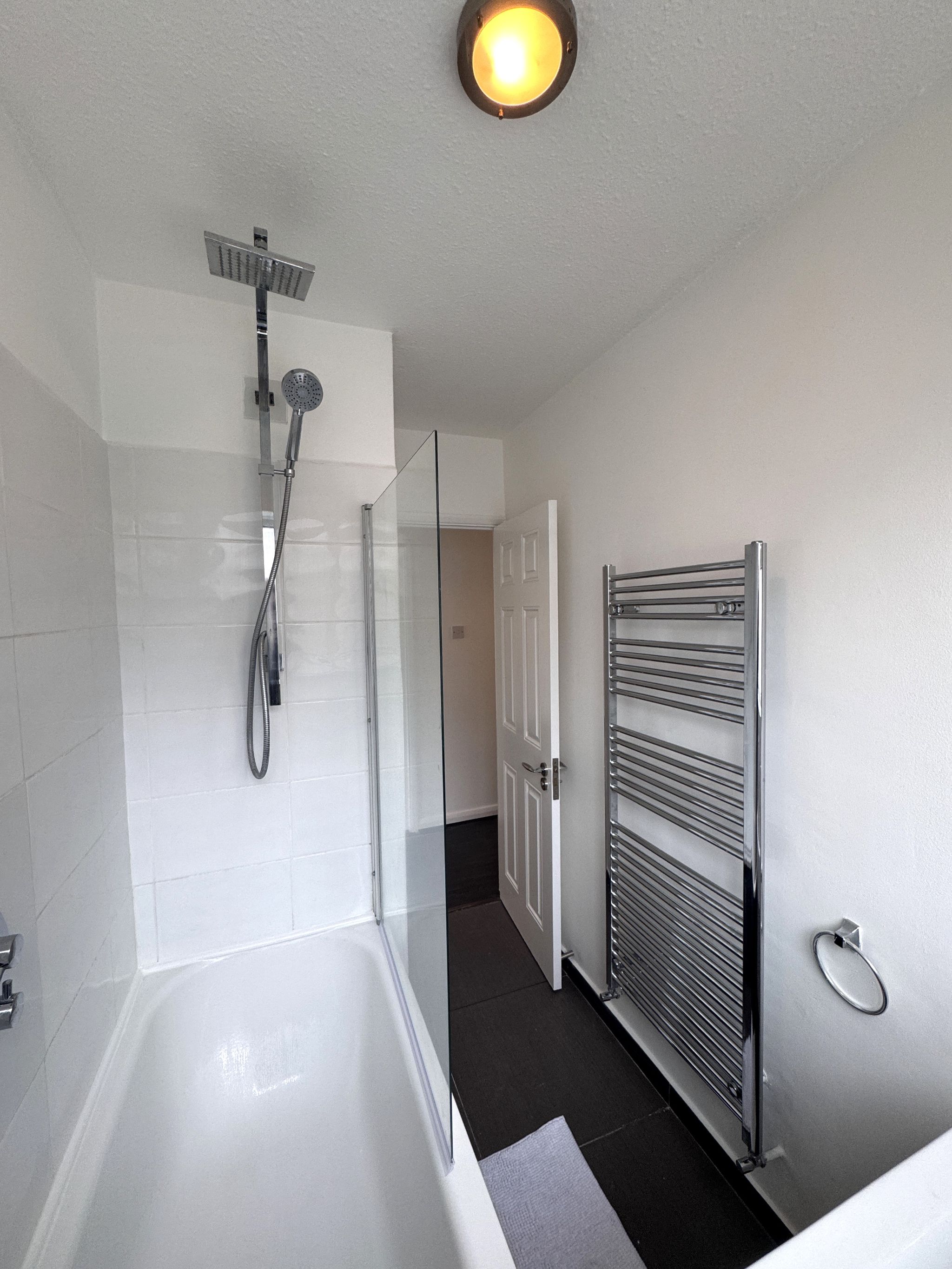 2 bedroom ground floor maisonette flat/apartment To Let in Edgware - Photograph 4