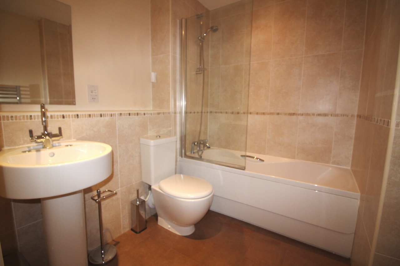 2 bedroom apartment flat/apartment Let Agreed in Solihull - Photograph 8.