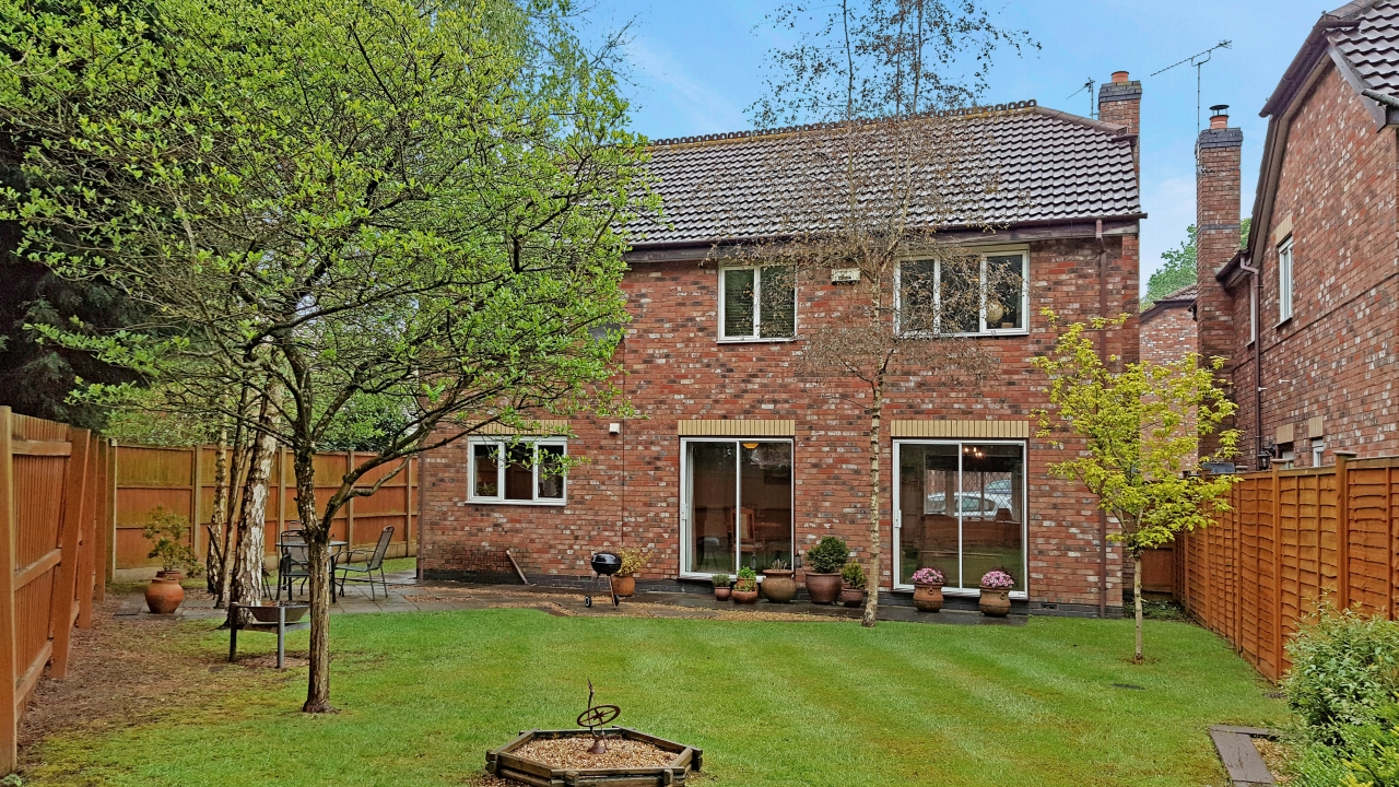 4 bedroom detached house SSTC in Solihull - photograph 14.