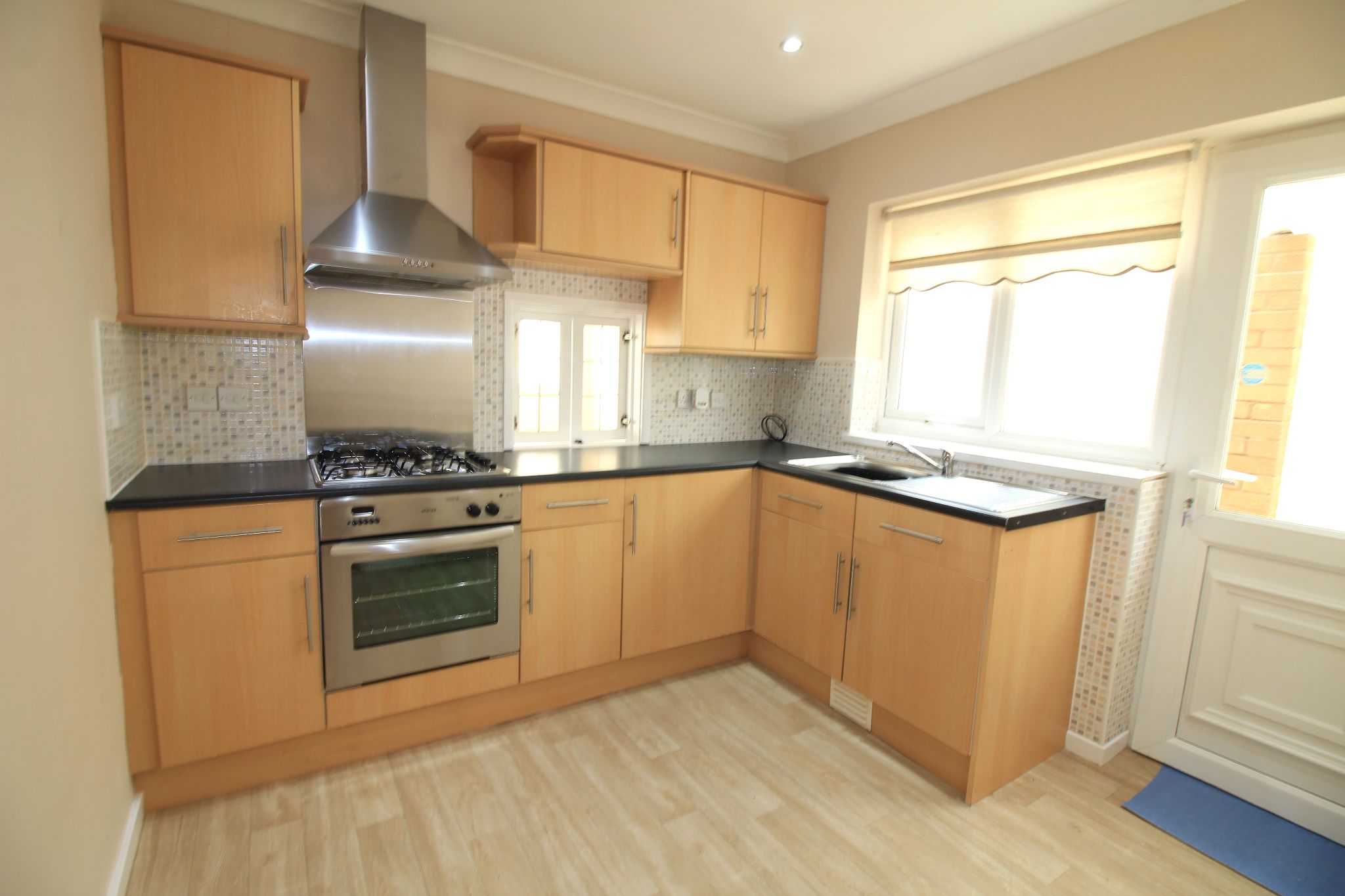 2 bedroom detached bungalow To Let in Solihull - Photograph 4.