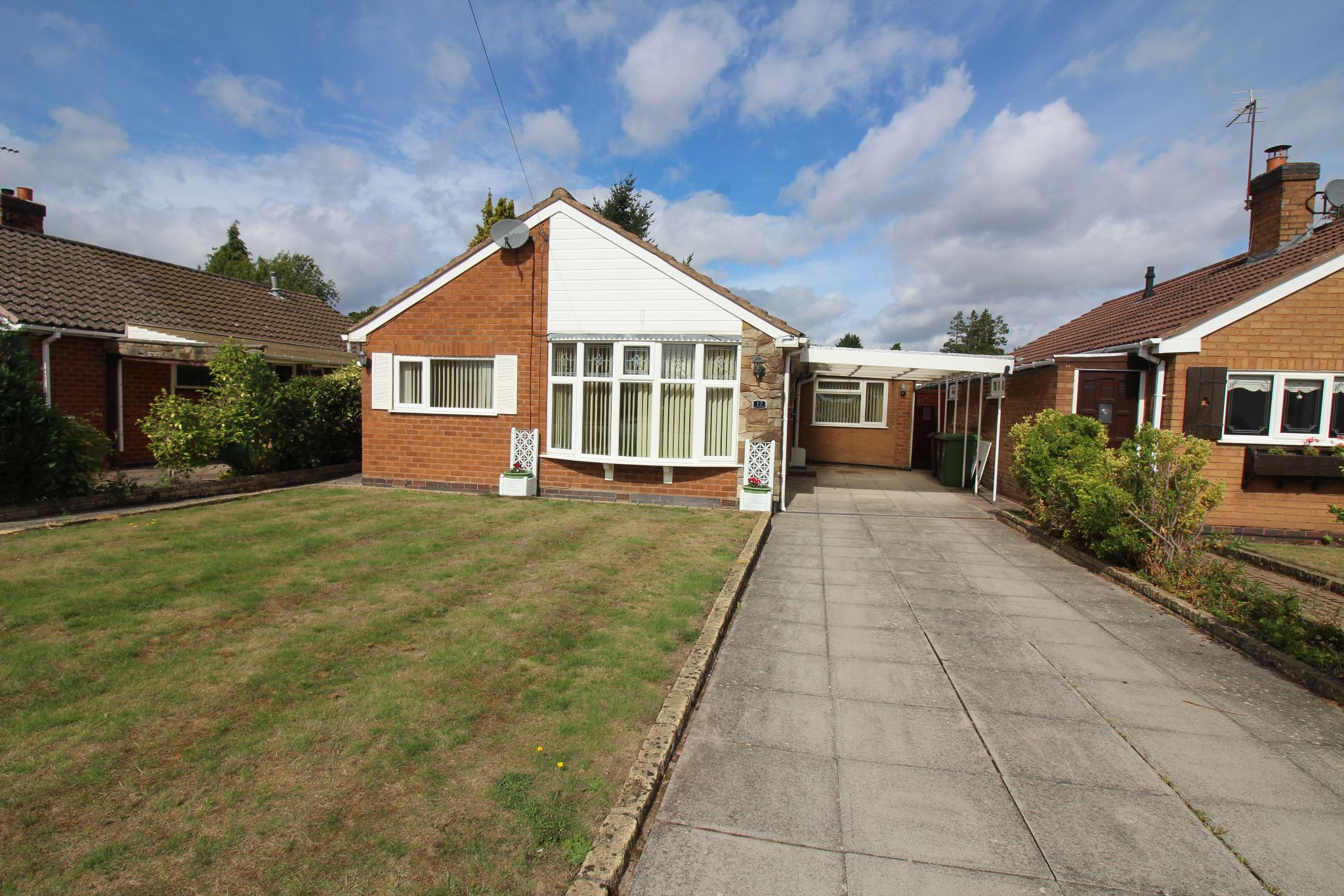 2 bedroom detached bungalow To Let in Solihull - Property photograph.