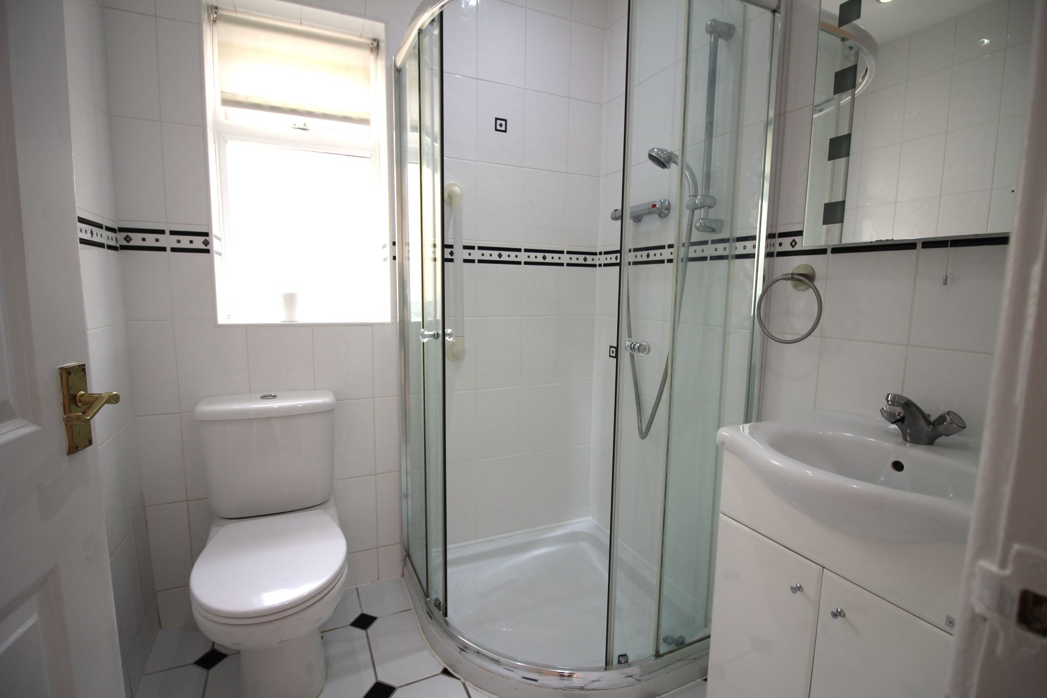 2 bedroom detached bungalow To Let in Solihull - Photograph 8.