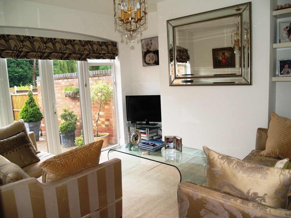 3 bedroom semi detached house Sold in Solihull - photograph 3.