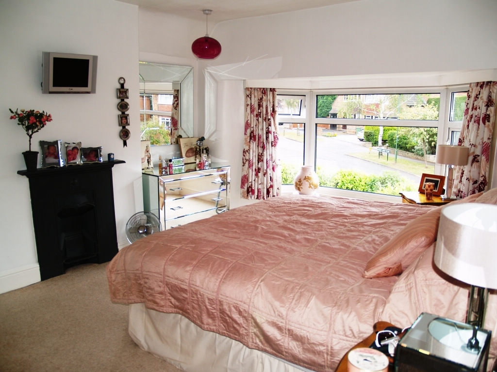 3 bedroom semi detached house Sold in Solihull - photograph 7.