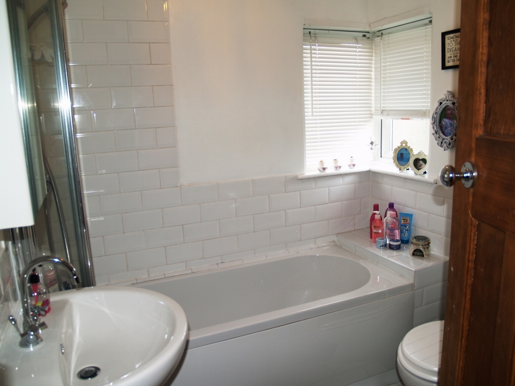 3 bedroom semi detached house Sold in Solihull - photograph 9.