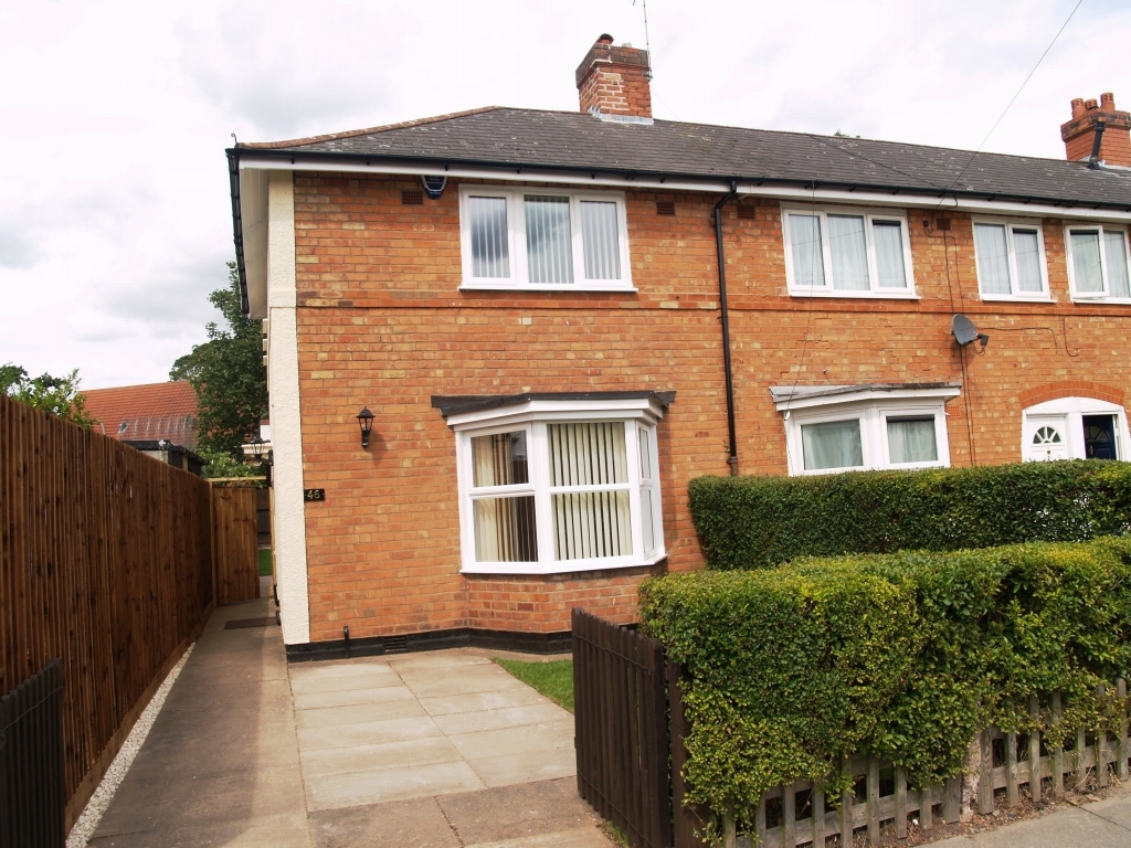 3 bedroom end terraced house To Let in Birmingham - Photograph 2.