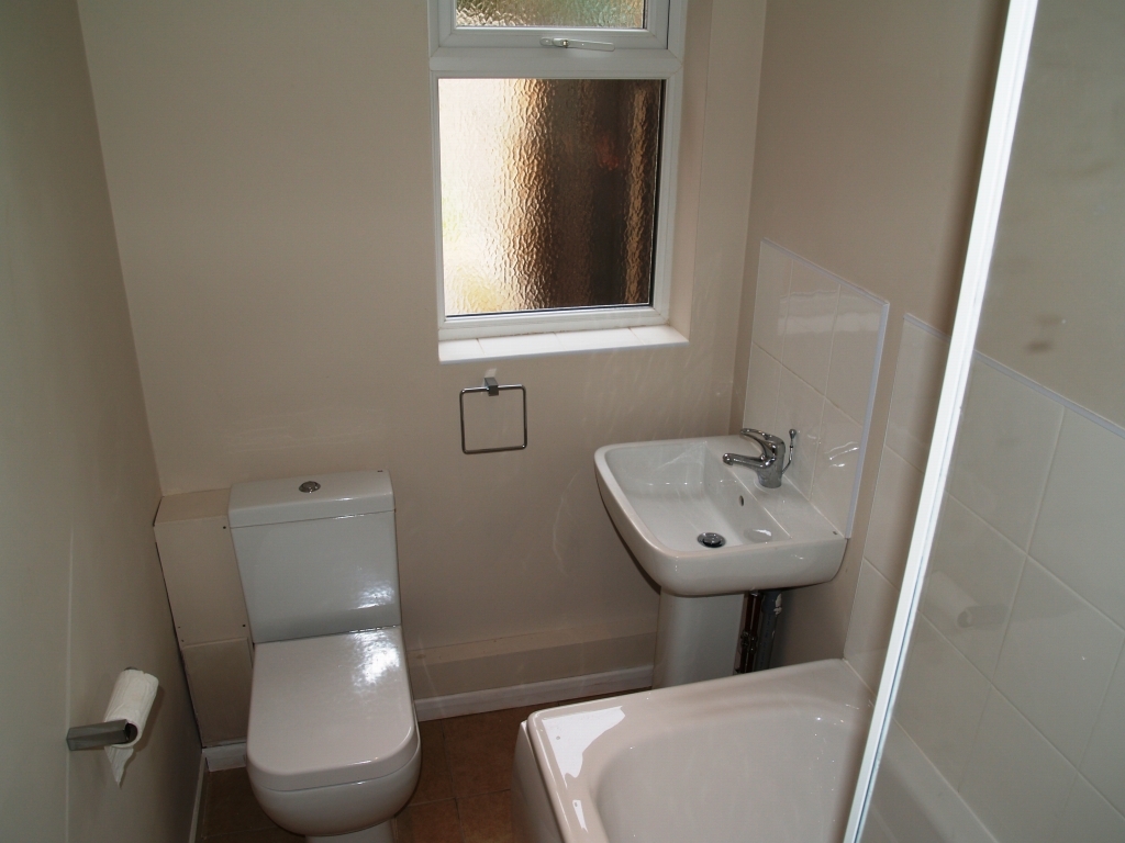3 bedroom end terraced house To Let in Birmingham - Photograph 5.