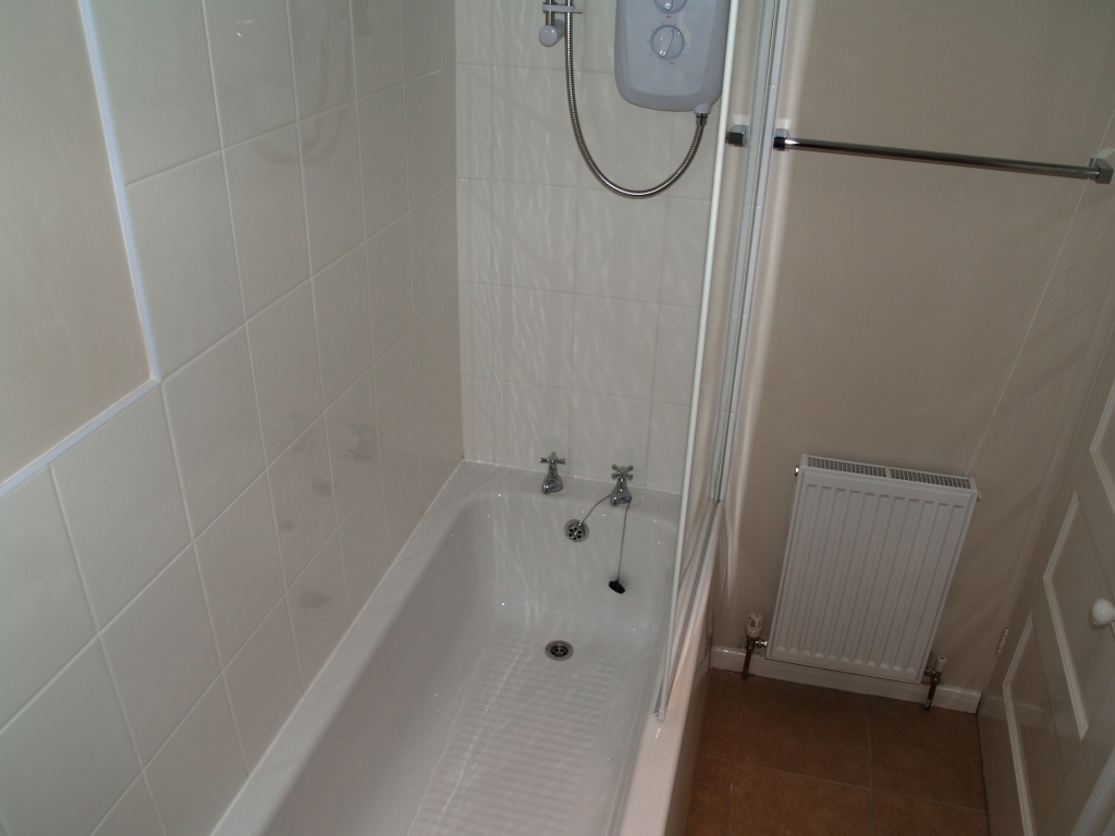 3 bedroom end terraced house To Let in Birmingham - Photograph 6.