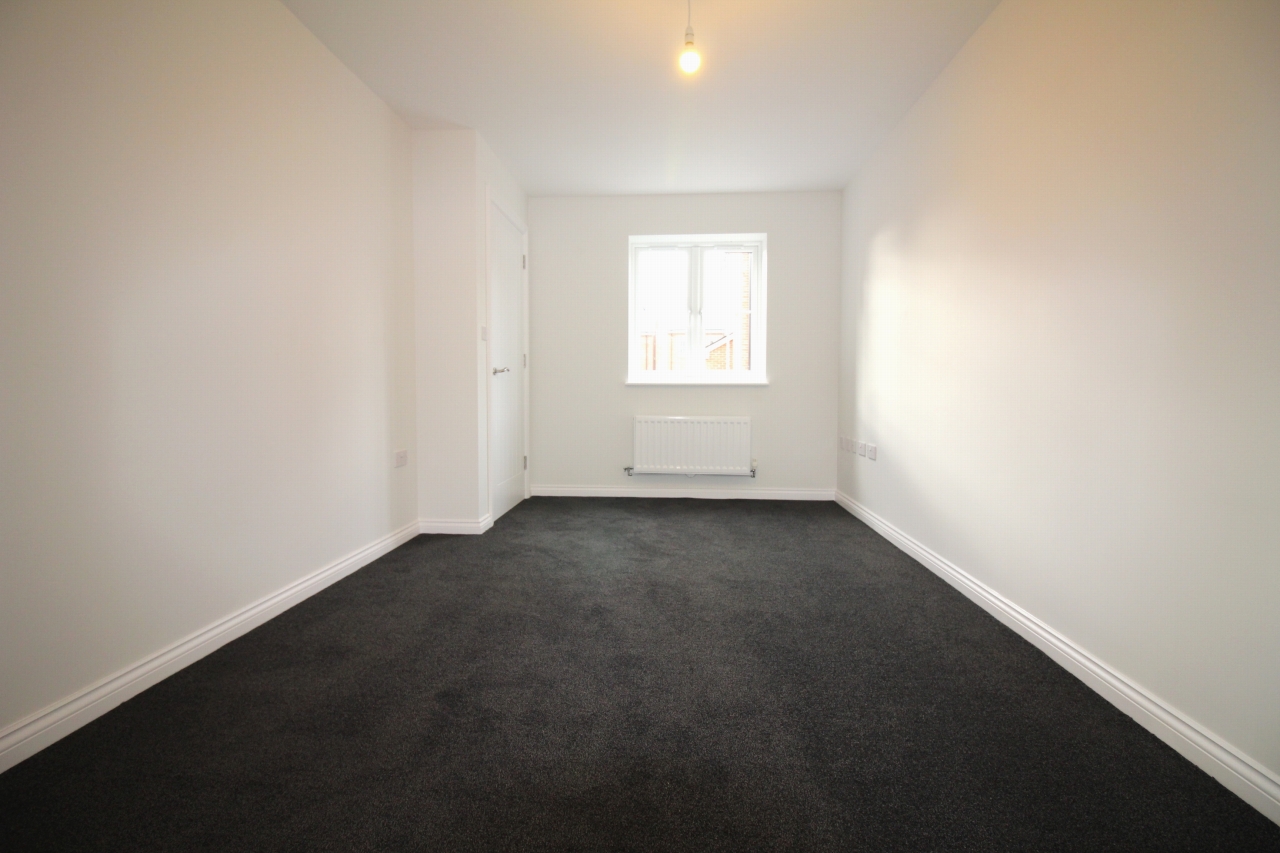 4 bedroom semi-detached house To Let in Birmingham - Photograph 4.
